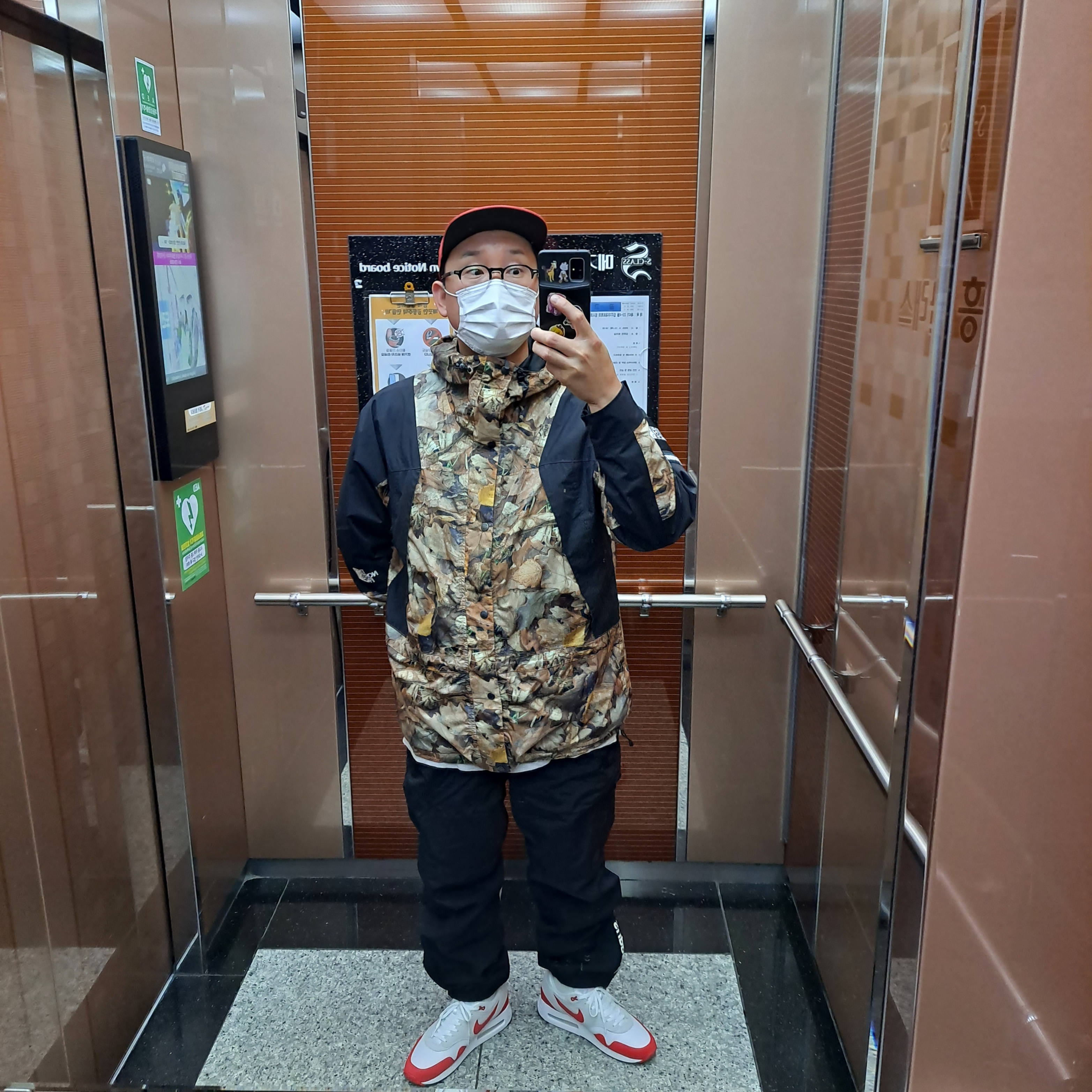 Supreme x The North Face Mountain Light Jacket Leaves - 16FW, Supreme Warm Up Pants Black - 21SS 착용 스타일 - 2