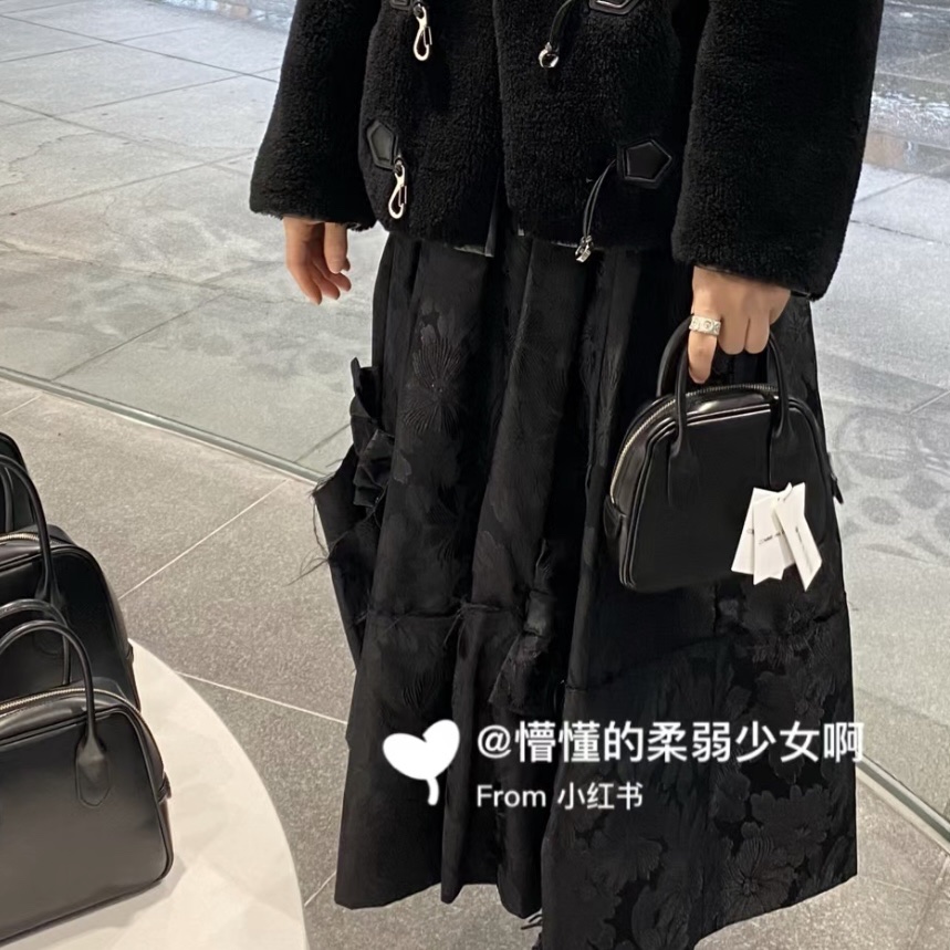 Comme des Garcons Round No.1 Aoyama Bag Black 착용 스타일