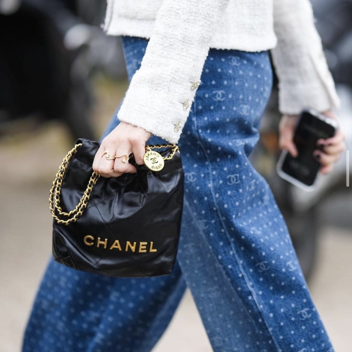 Chanel 22 Mini Handbag Shiny Calfskin & Gold Black 착용 스타일 - 2
