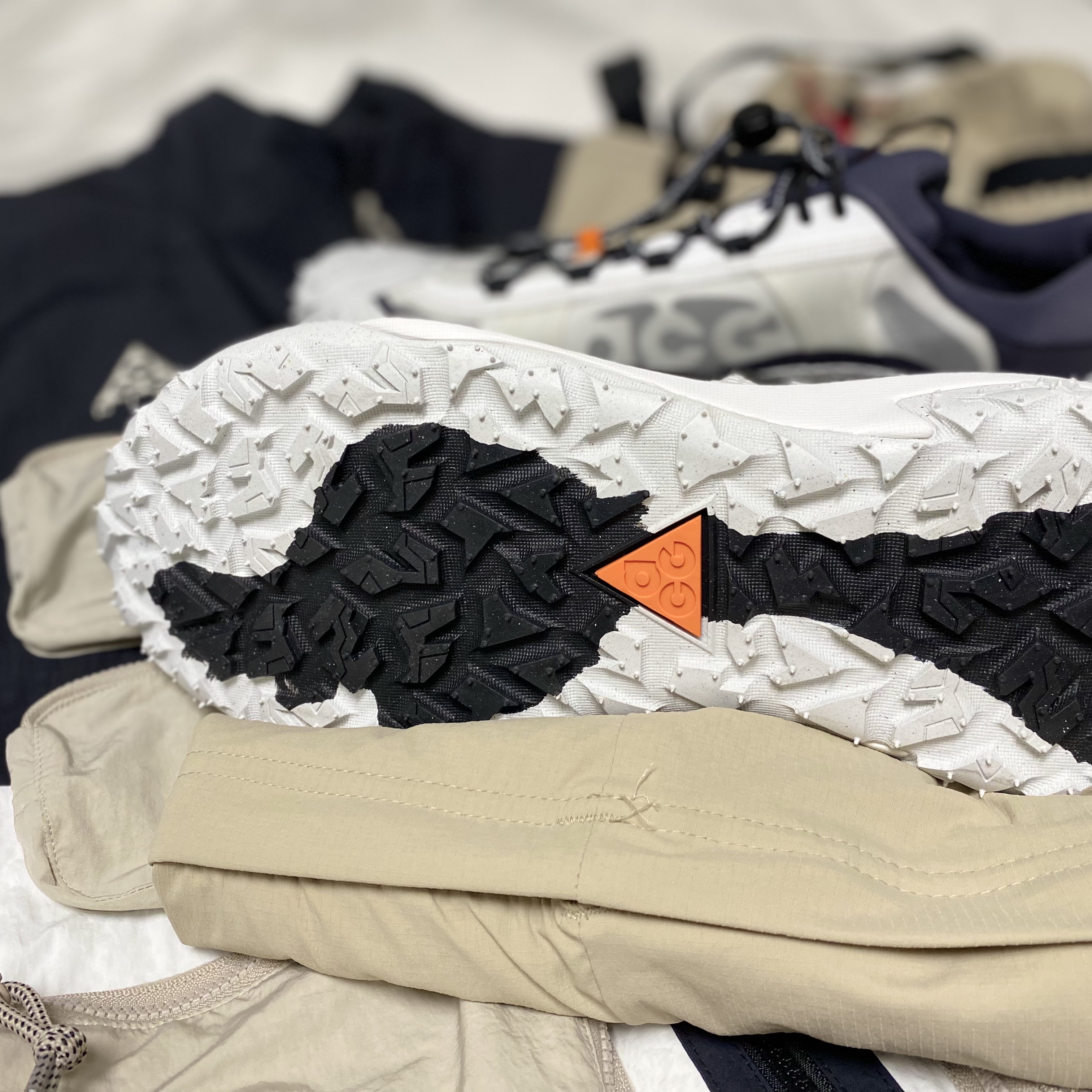 Nike ACG Mountain Fly 2 Low Summit White and Bright Mandarin, Nike ACG Utility Vest Black Summit White - US/EU 착용 스타일 - 2