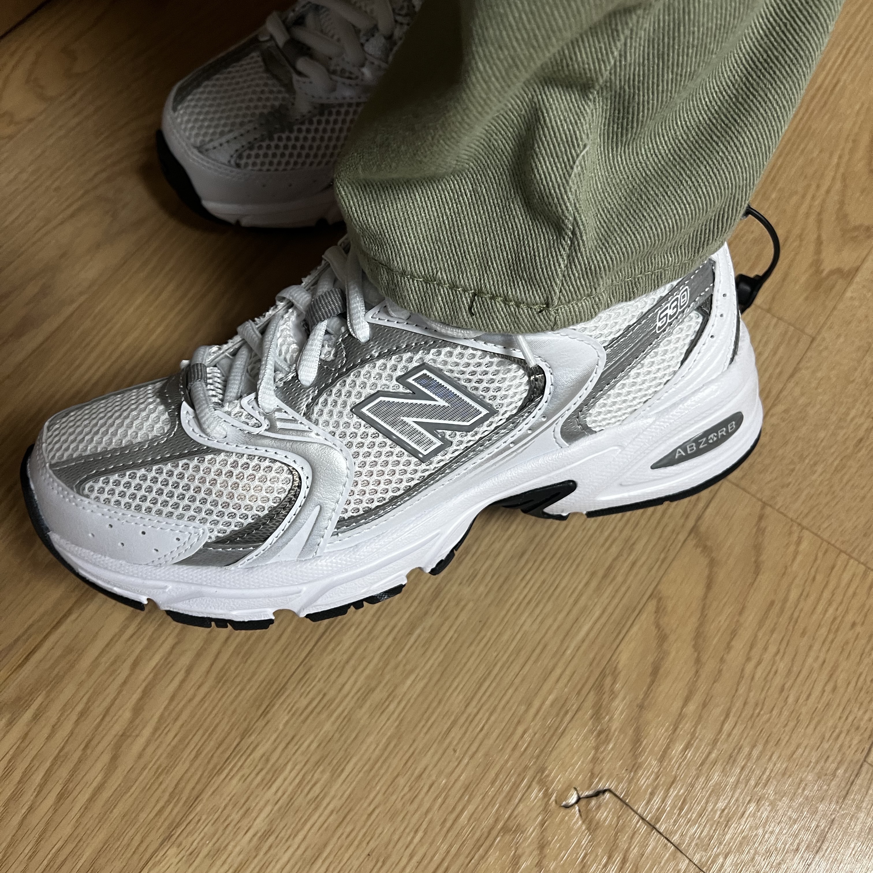 New Balance 530 White Silver 착용 스타일 - 3
