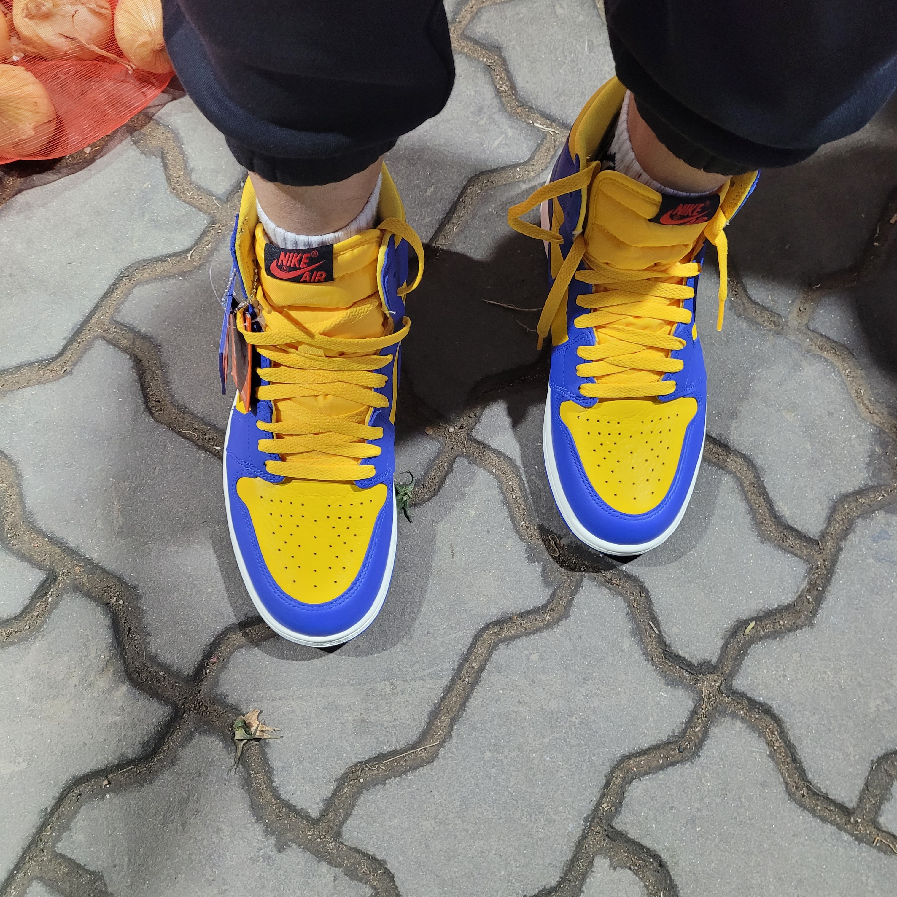 (W) Jordan 1 Retro High OG Game Royal and Varsity Maize 착용 스타일 - 2