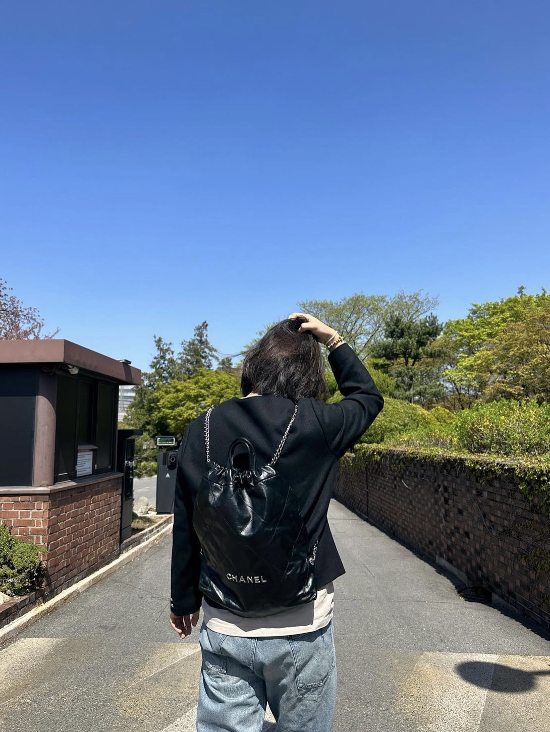 Chanel 22 Backpack Calfskin & Silver Black 착용 스타일 - 2