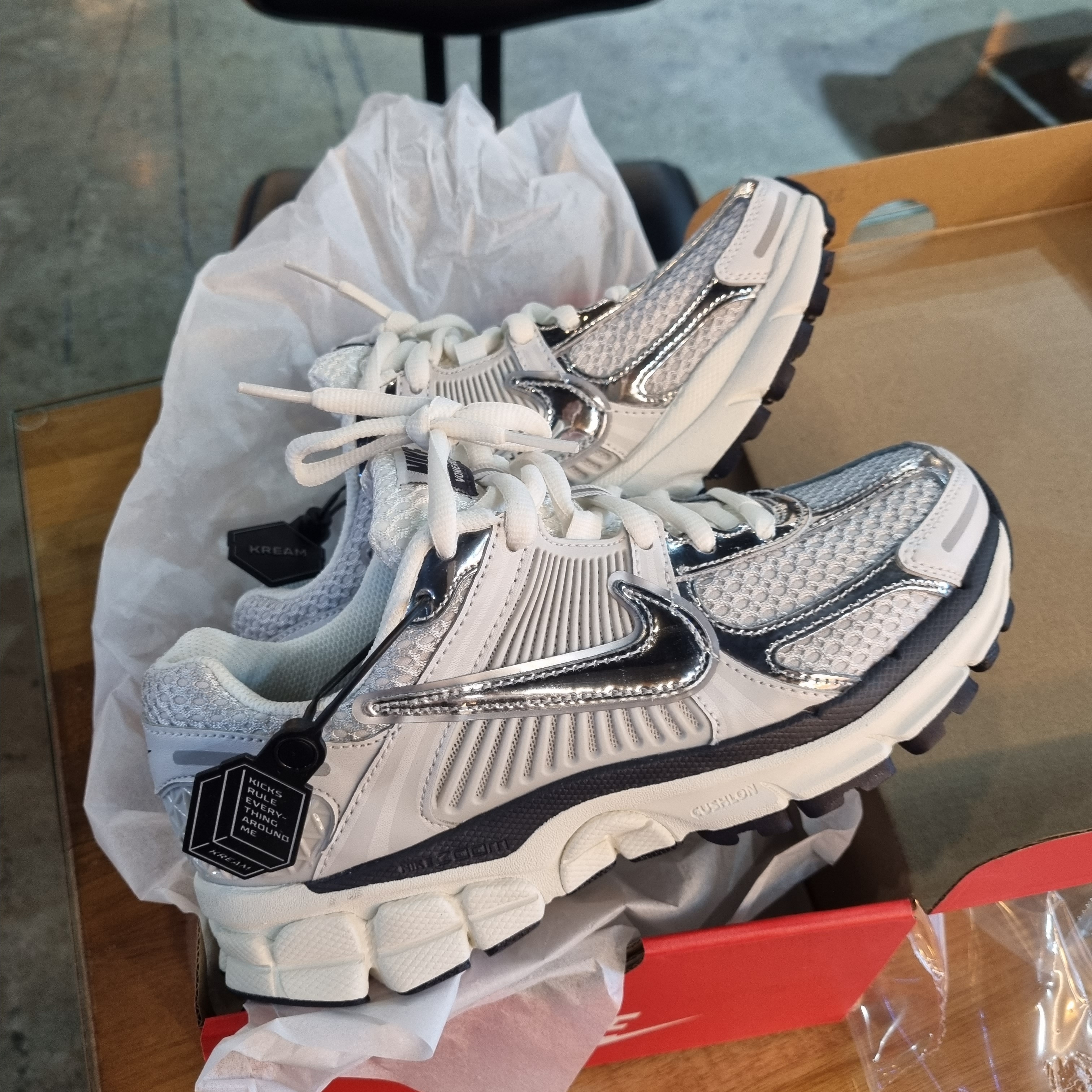 (W) Nike Zoom Vomero 5 Photon Dust and Metallic Silver 착용 스타일