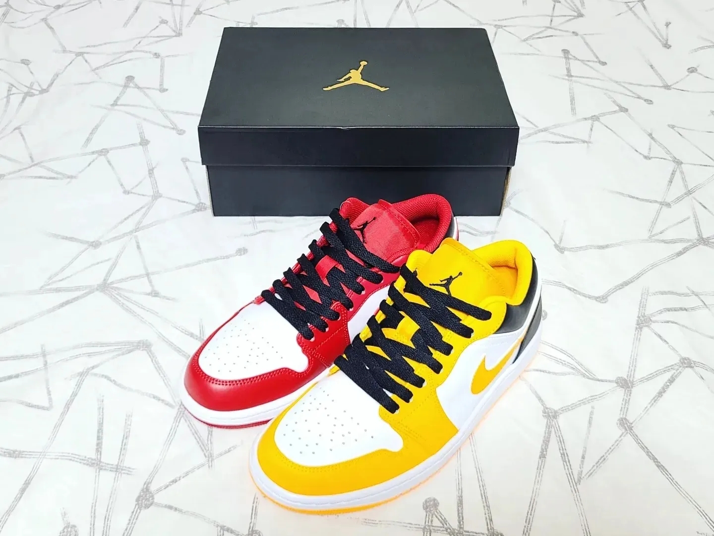Jordan 1 Low Taxi, Jordan 1 Low White Gym Red Black 착용 스타일 - 1