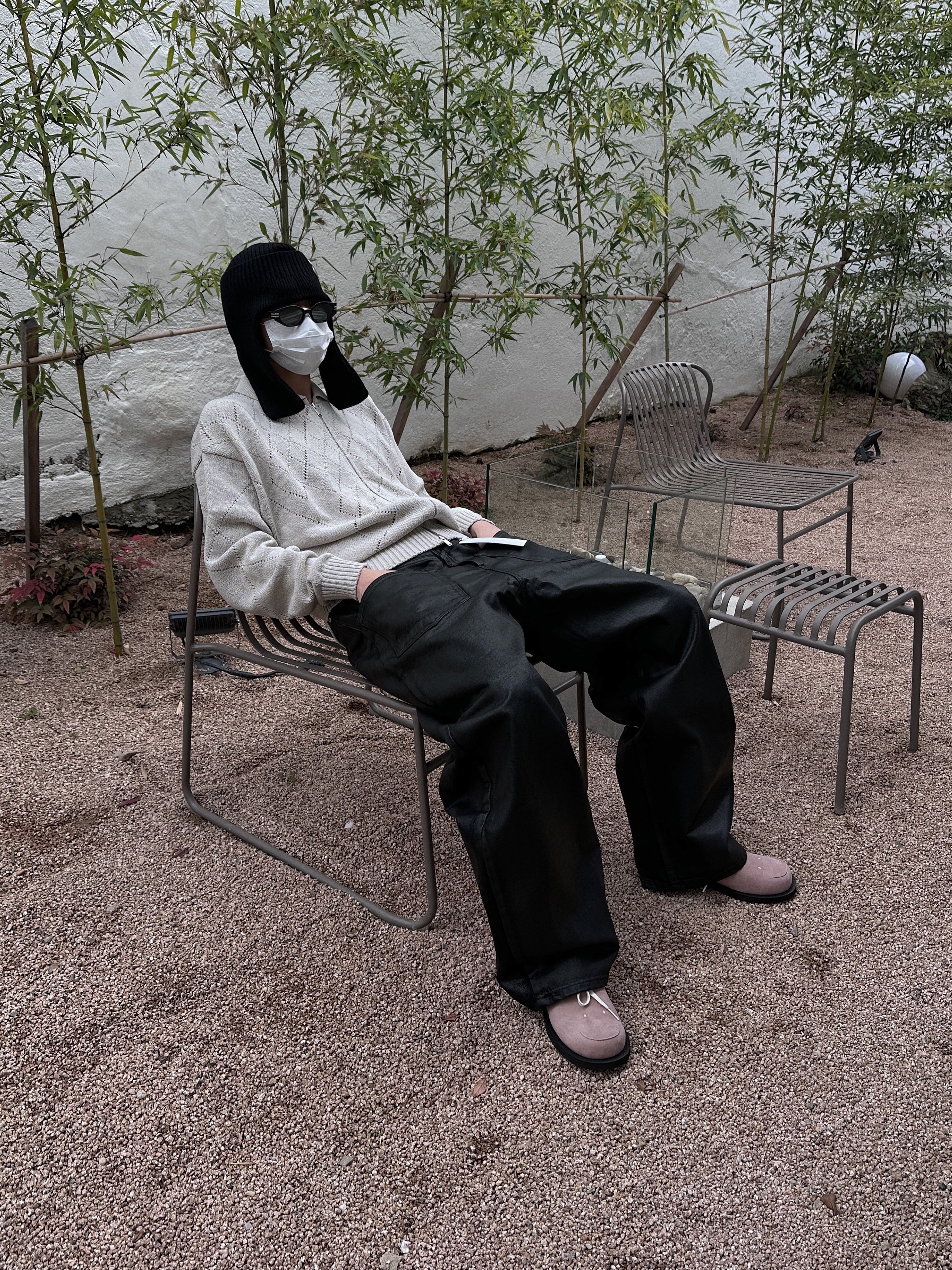 Project G/R Coated Backward Denim Pants Black 착용 스타일 - 1
