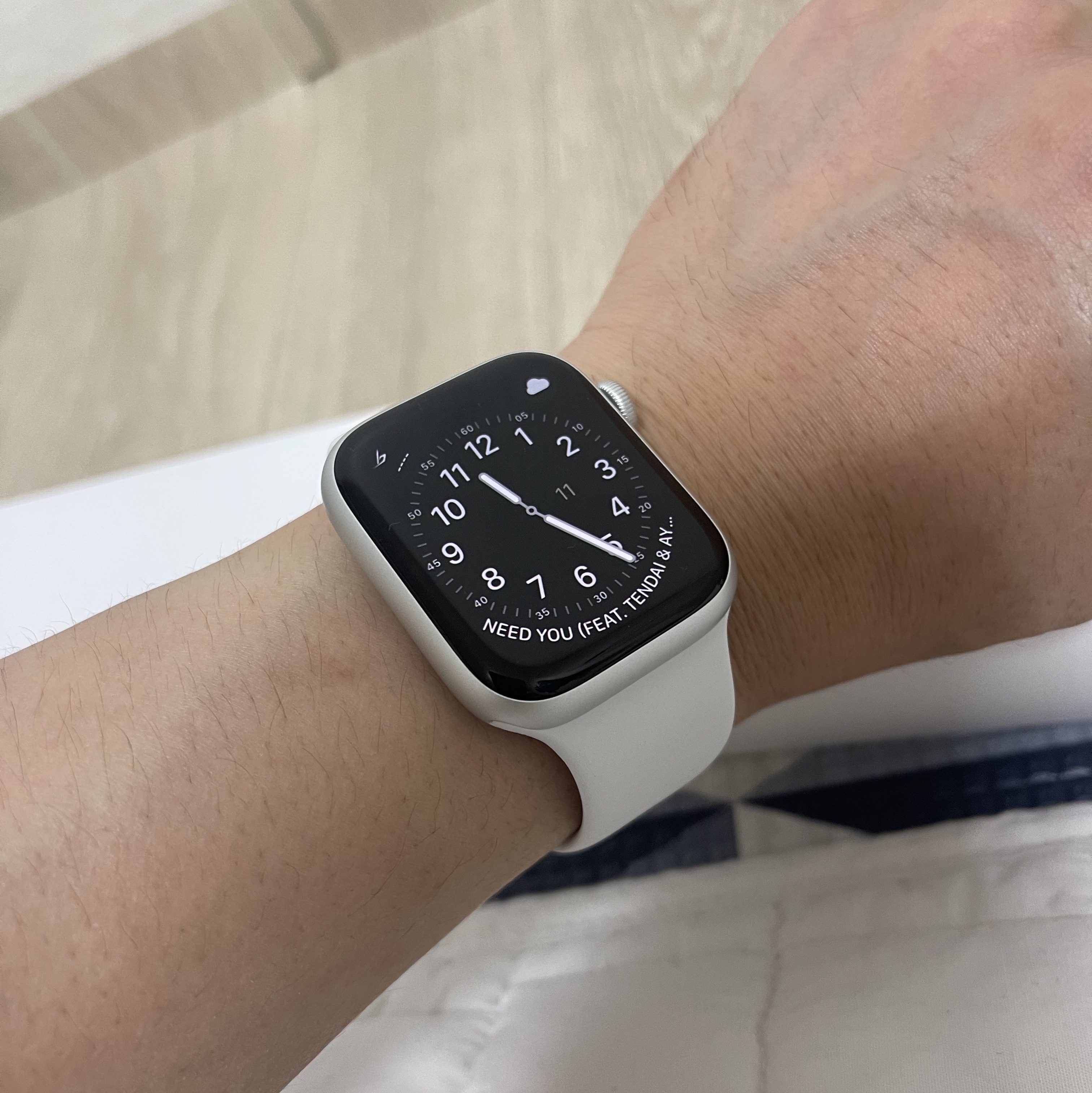 Apple Watch Series 8 45mm GPS Silver Aluminium Case with Sport Band White (Korean Ver.) 착용 스타일