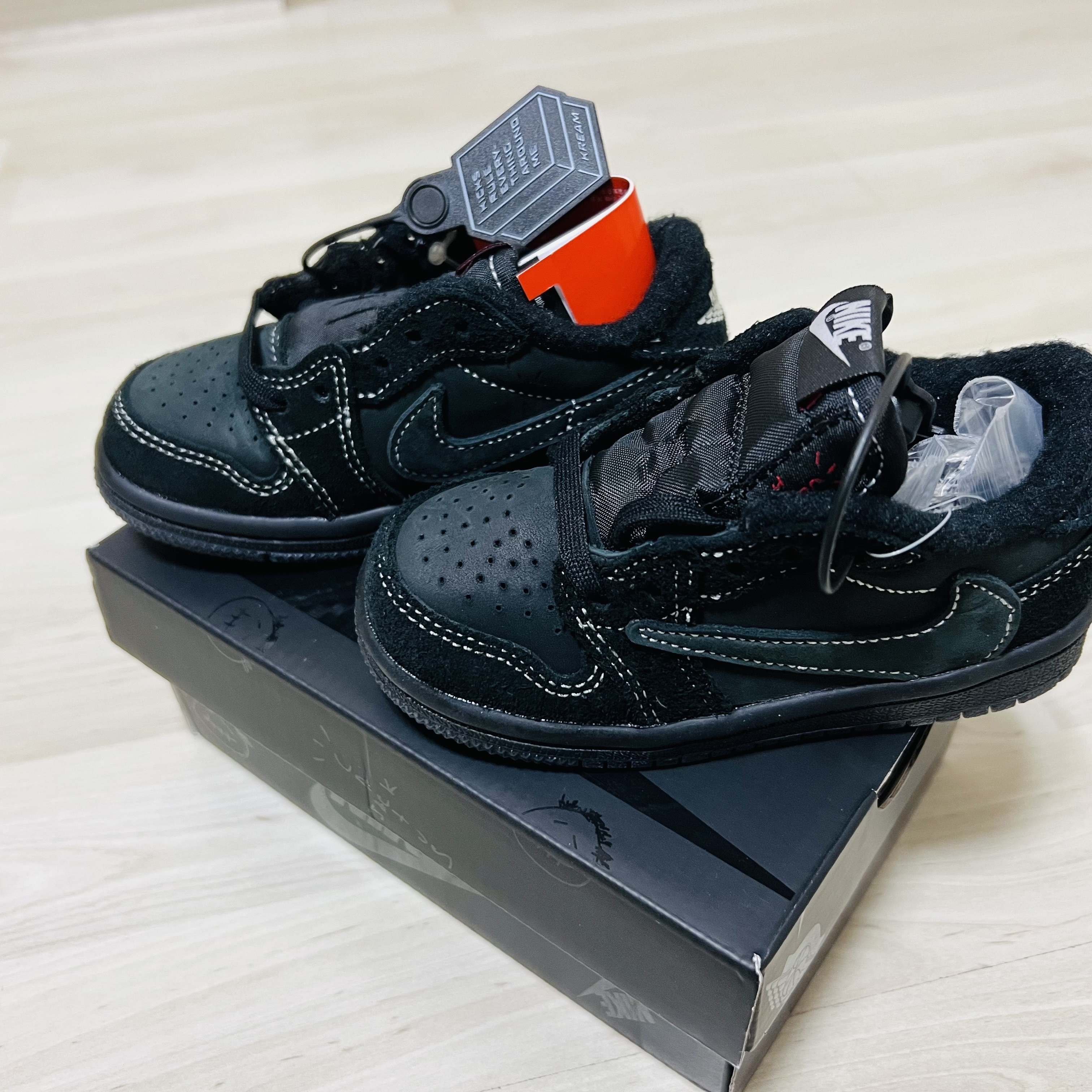 (TD) Jordan 1 x Travis Scott Retro Low OG SP Black Phantom 착용 스타일 - 1