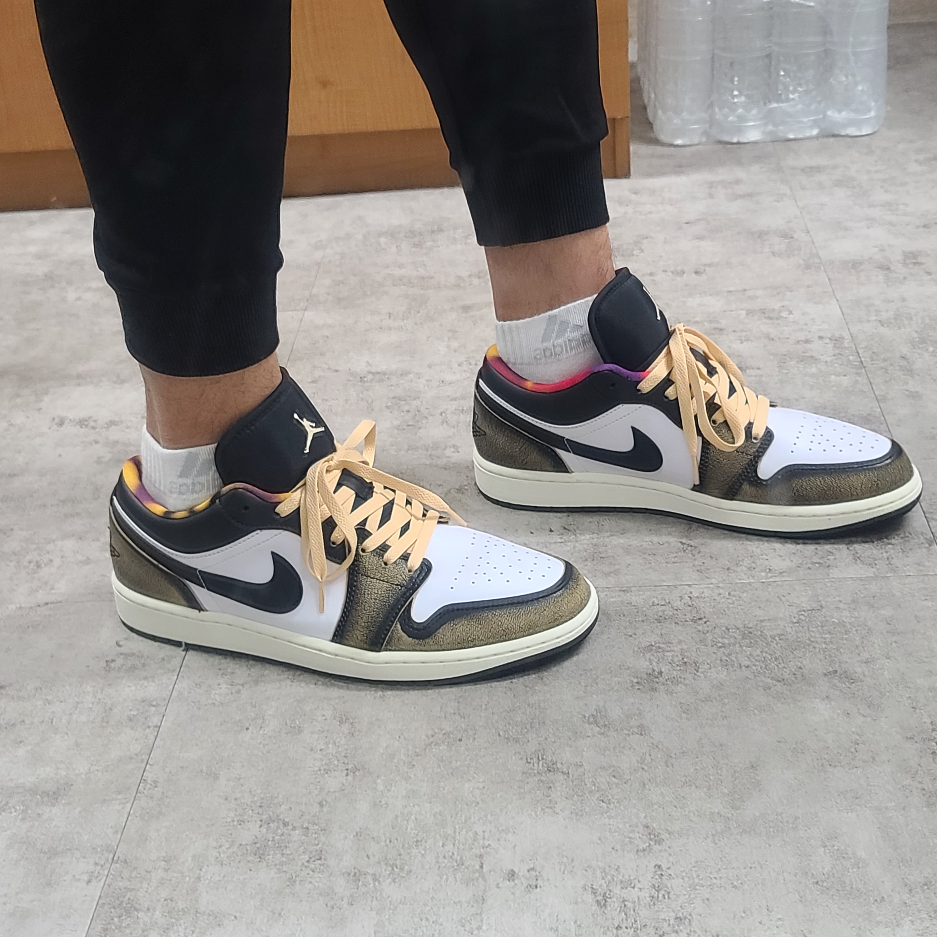Jordan 1 Low SE Black White Onyx 착용 스타일 - 2