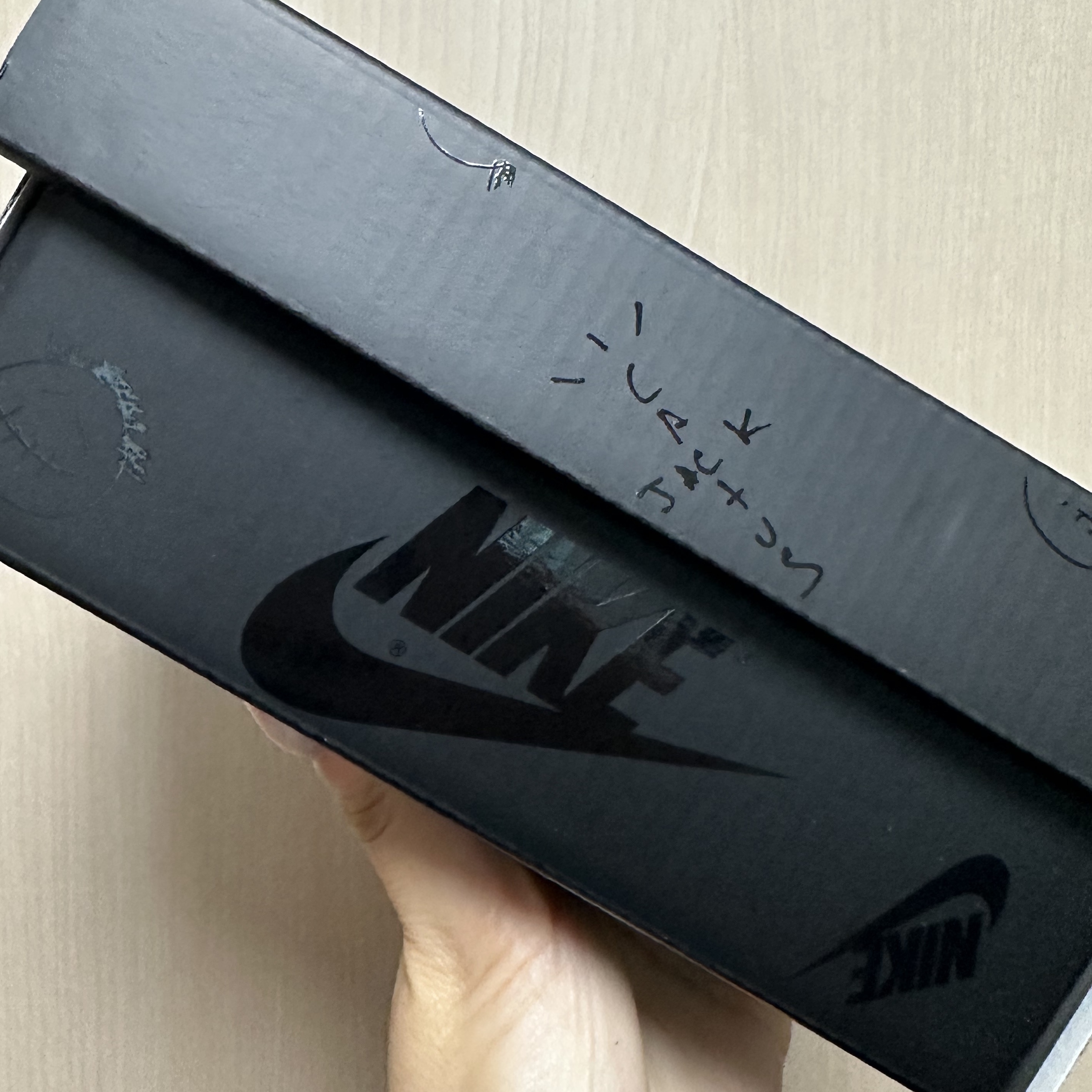 (TD) Jordan 1 x Travis Scott Retro Low OG SP Black Phantom 착용 스타일 - 1