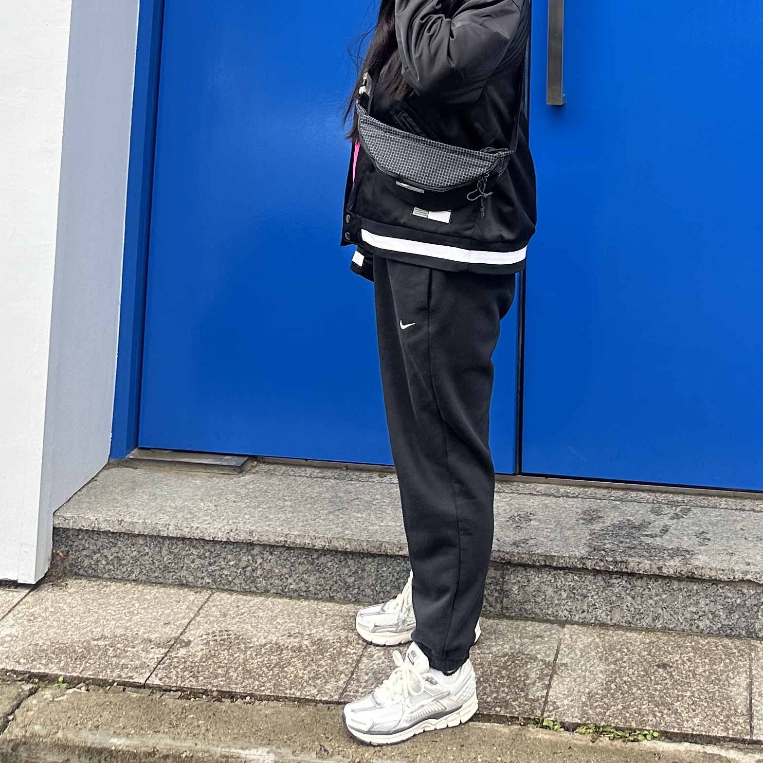 Nike NSW Authentics Varsity Jacket Black - Asia, (W) Nike Zoom Vomero 5 Photon Dust and Metallic Silver 착용 스타일 - 4
