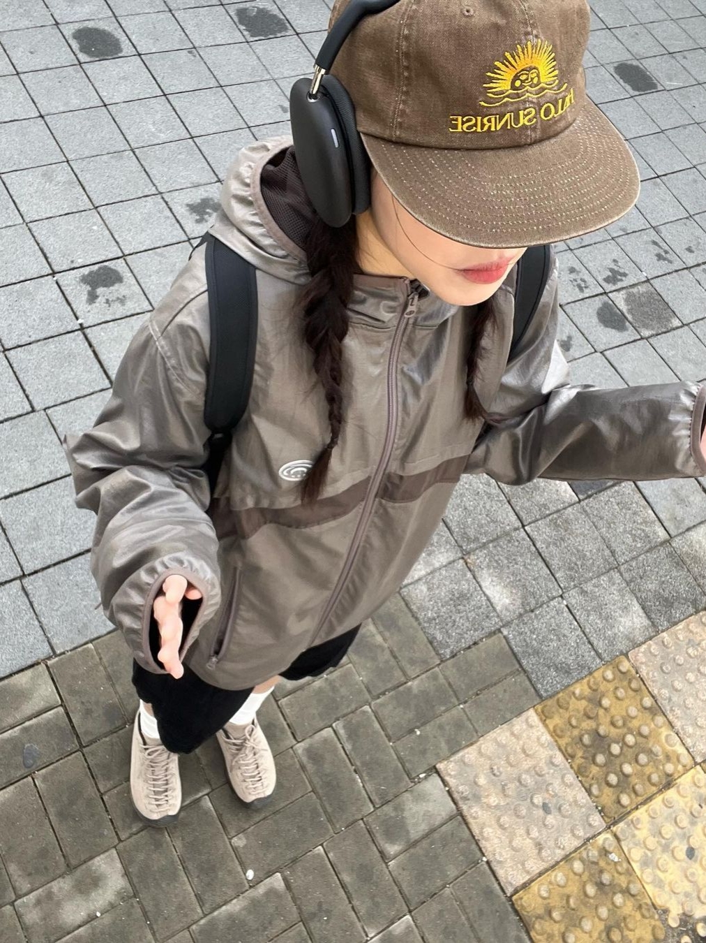 Art Of Field Glossy Colourway Jacket Brown, Keen Jasper II WP Sneakers Beige 착용 스타일 - 1