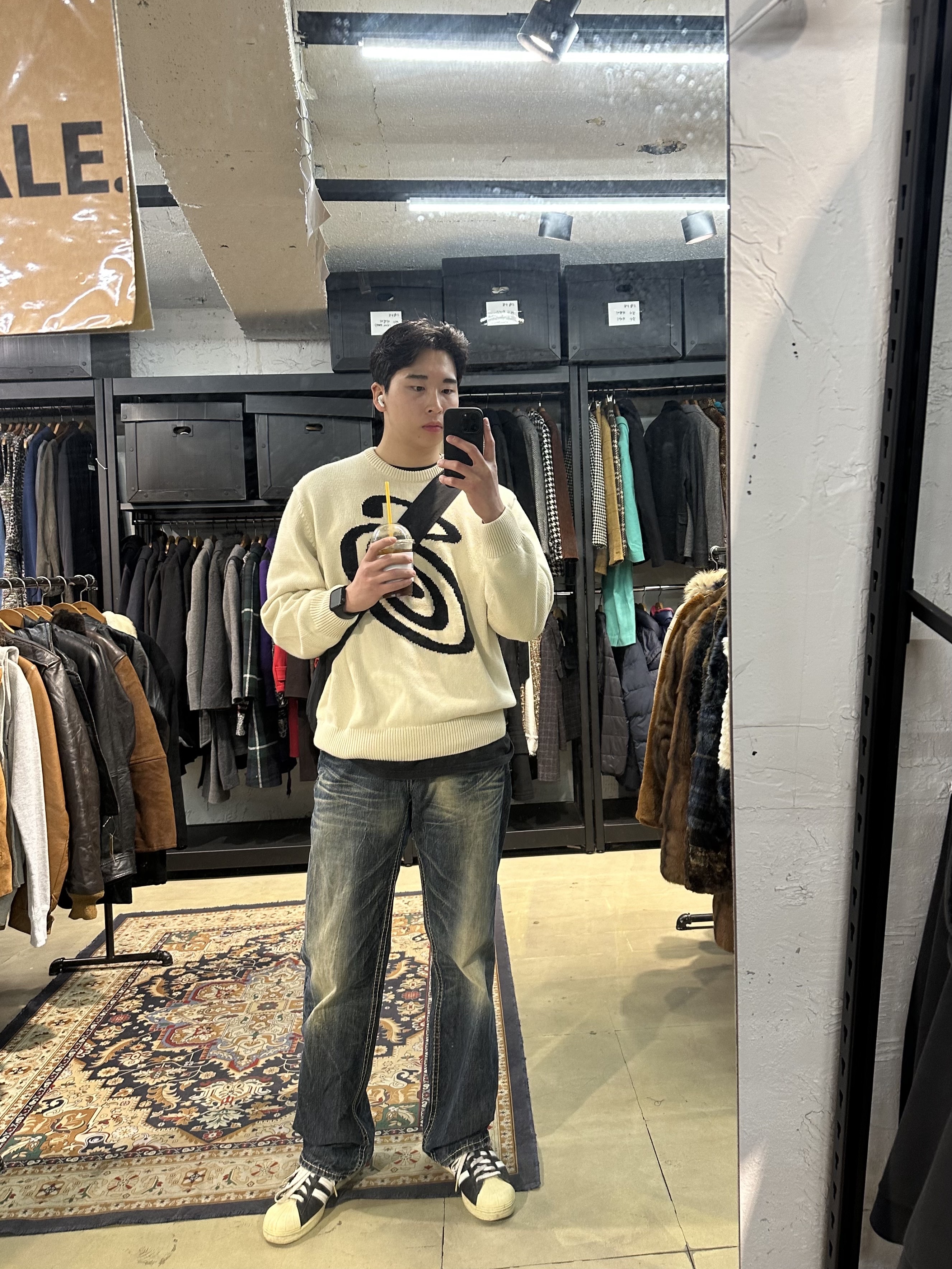 Stussy Curly S Sweater Natural, Adidas Superstar Premium Black White 착용 스타일