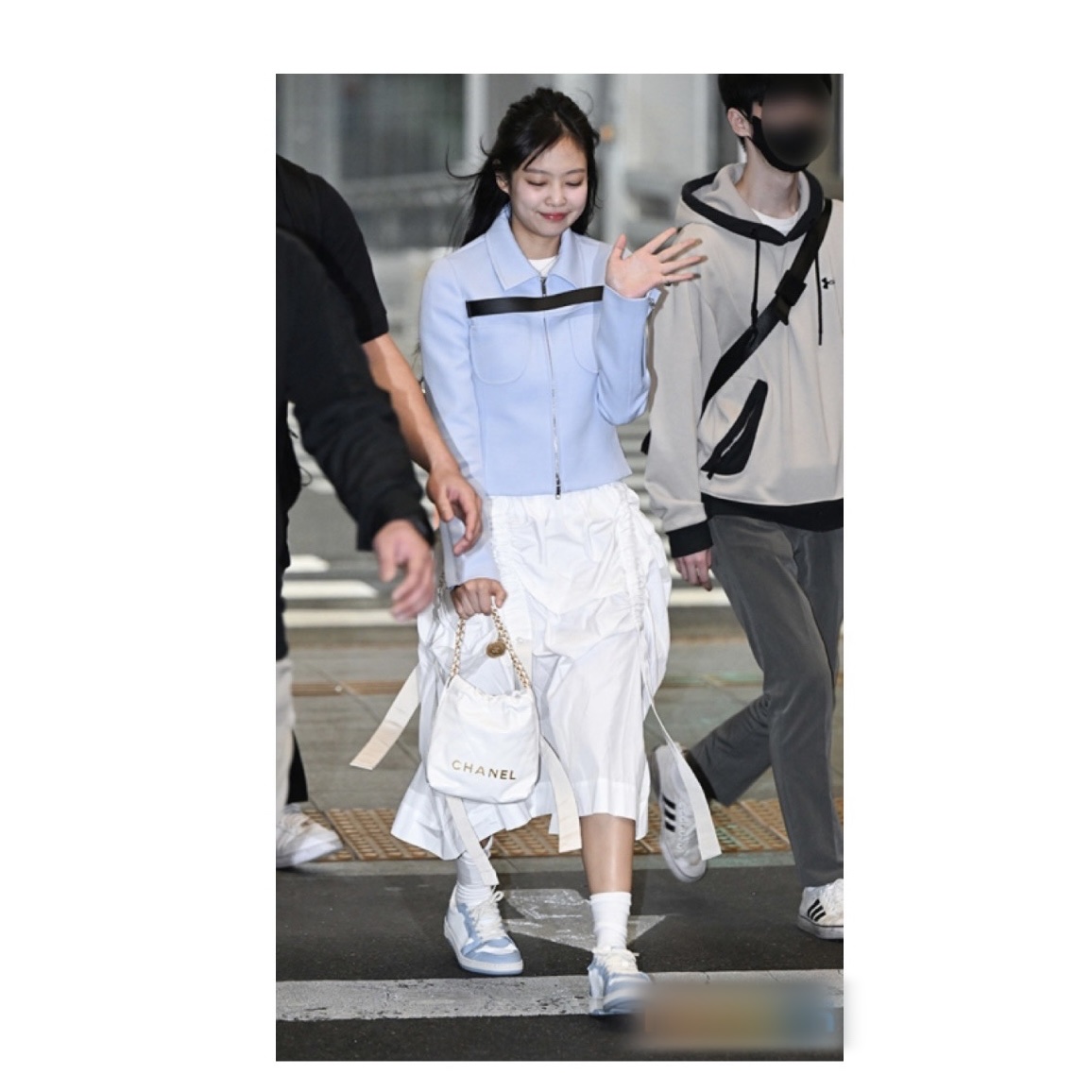 (W) Axel Arigato Dice Lo Sneakers White Dusty Blue 착용 스타일 - 3