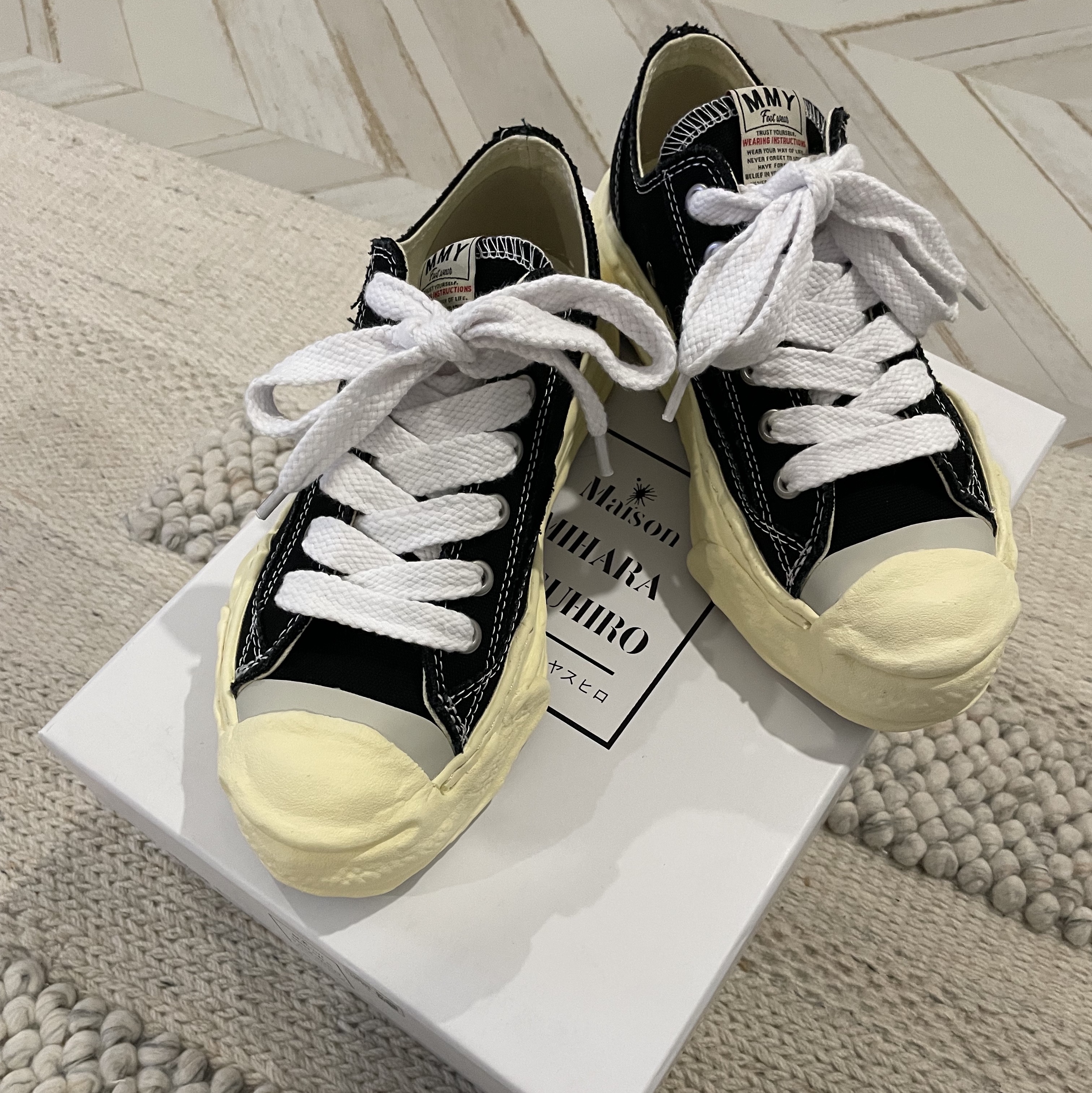 Maison Mihara Yasuhiro Hank VL OG Sole Canvas Low-top Sneakers Black 착용 스타일