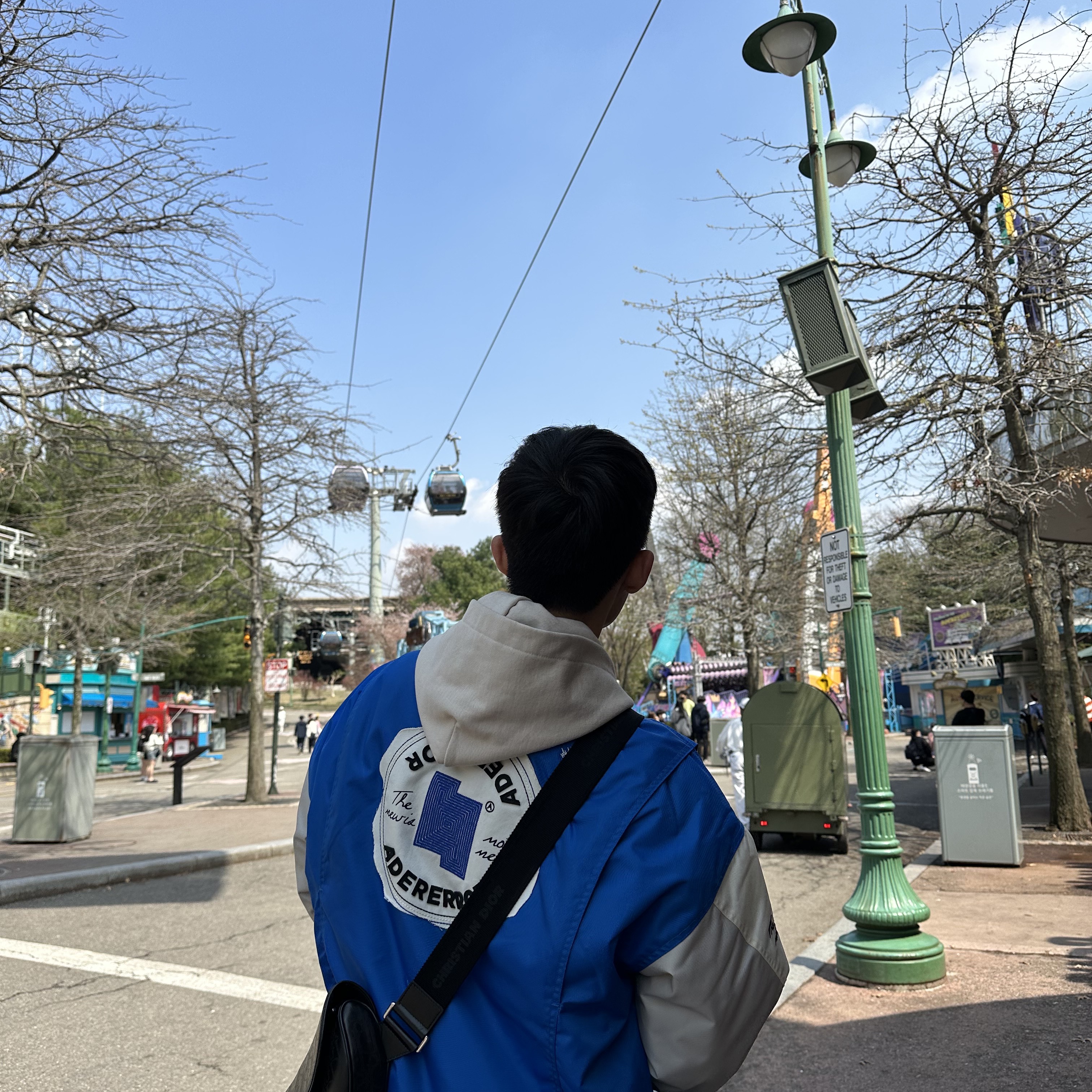 Converse x Ader Error Shapes Varsity Jacket Cobalt, Dior Saddle Bag Grained Calfskin Black 착용 스타일 - 2