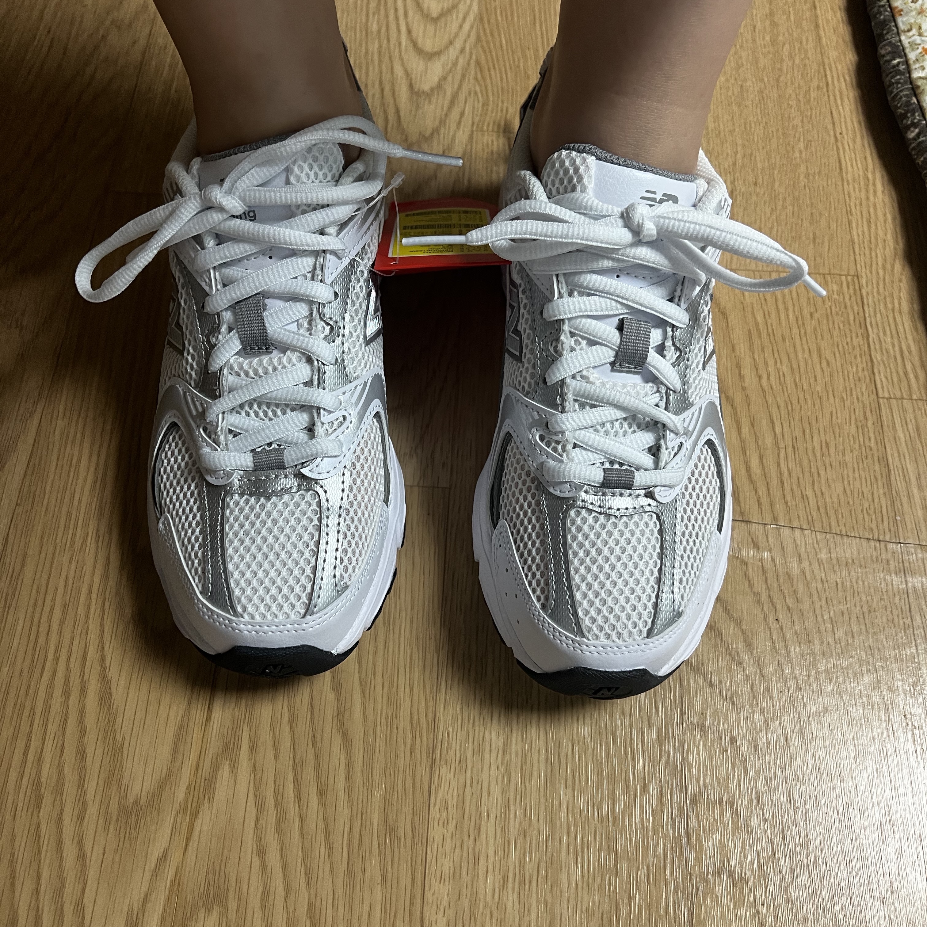 New Balance 530 White Silver 착용 스타일 - 4