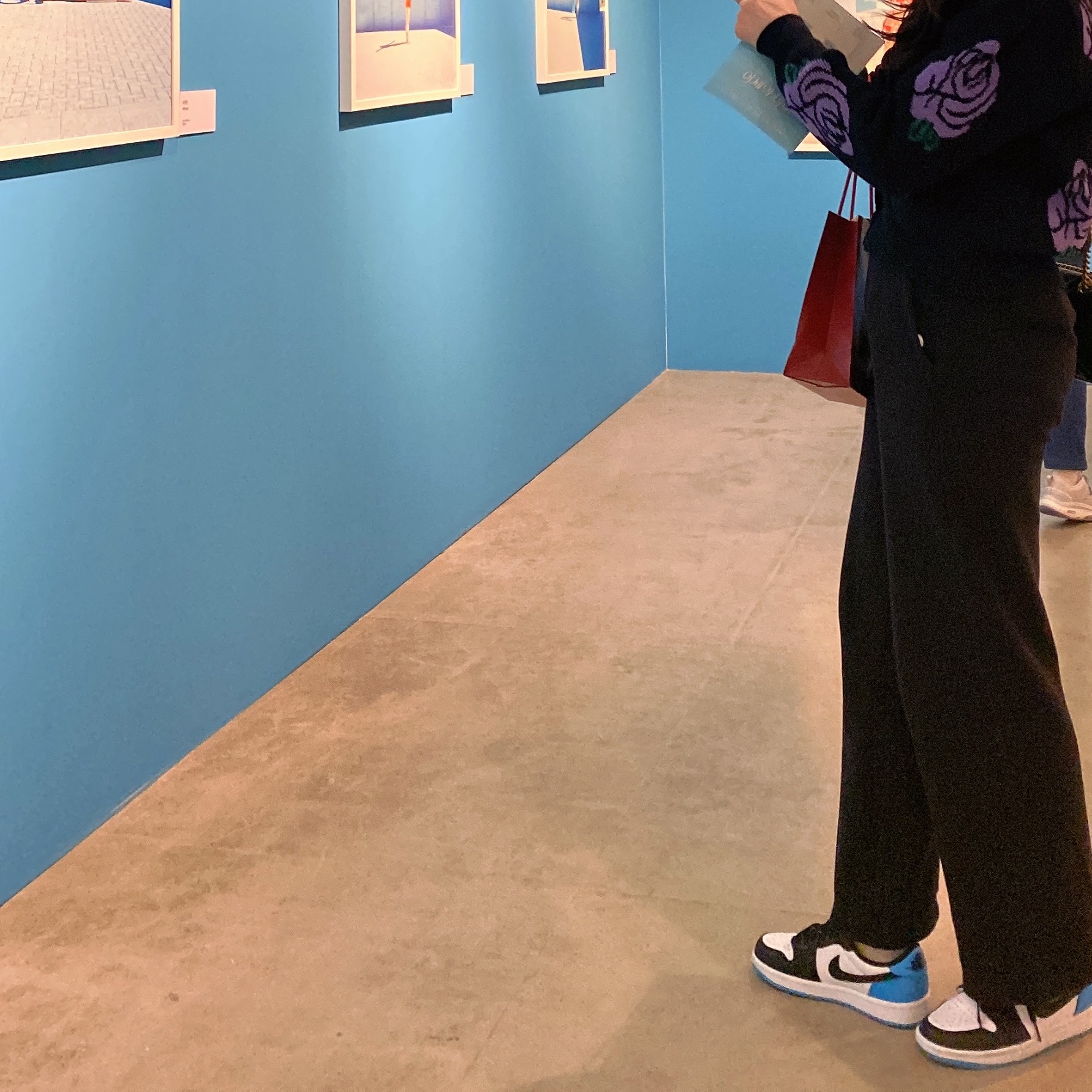 Jordan 1 Retro Low OG Black and Dark Powder Blue 착용 스타일 - 1