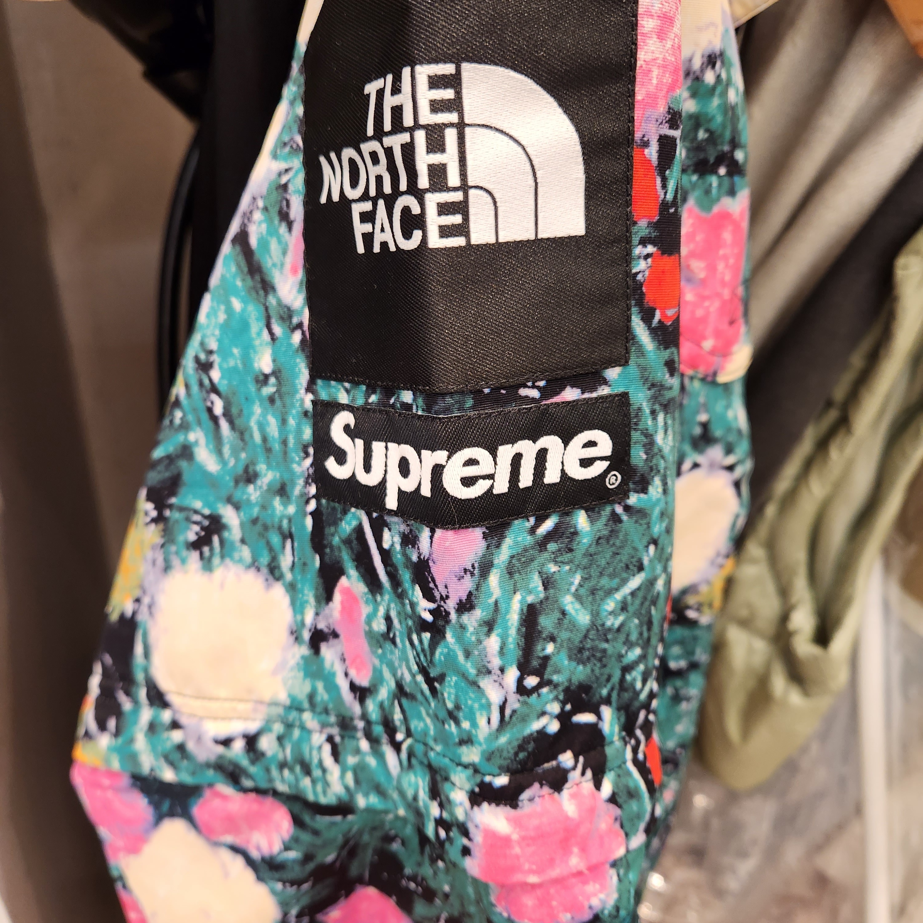Supreme x The North Face Trekking Convertible Jacket Flowers - 22SS 착용 스타일