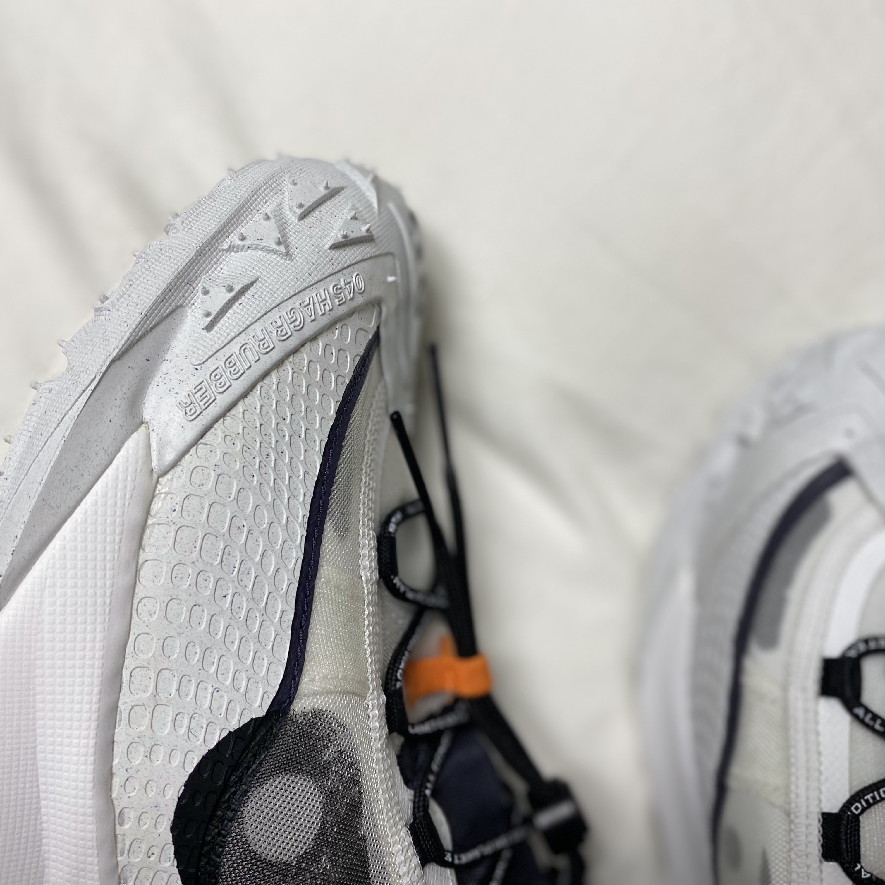 Nike ACG Mountain Fly 2 Low Summit White and Bright Mandarin, Nike ACG Utility Vest Black Summit White - US/EU 착용 스타일 - 4