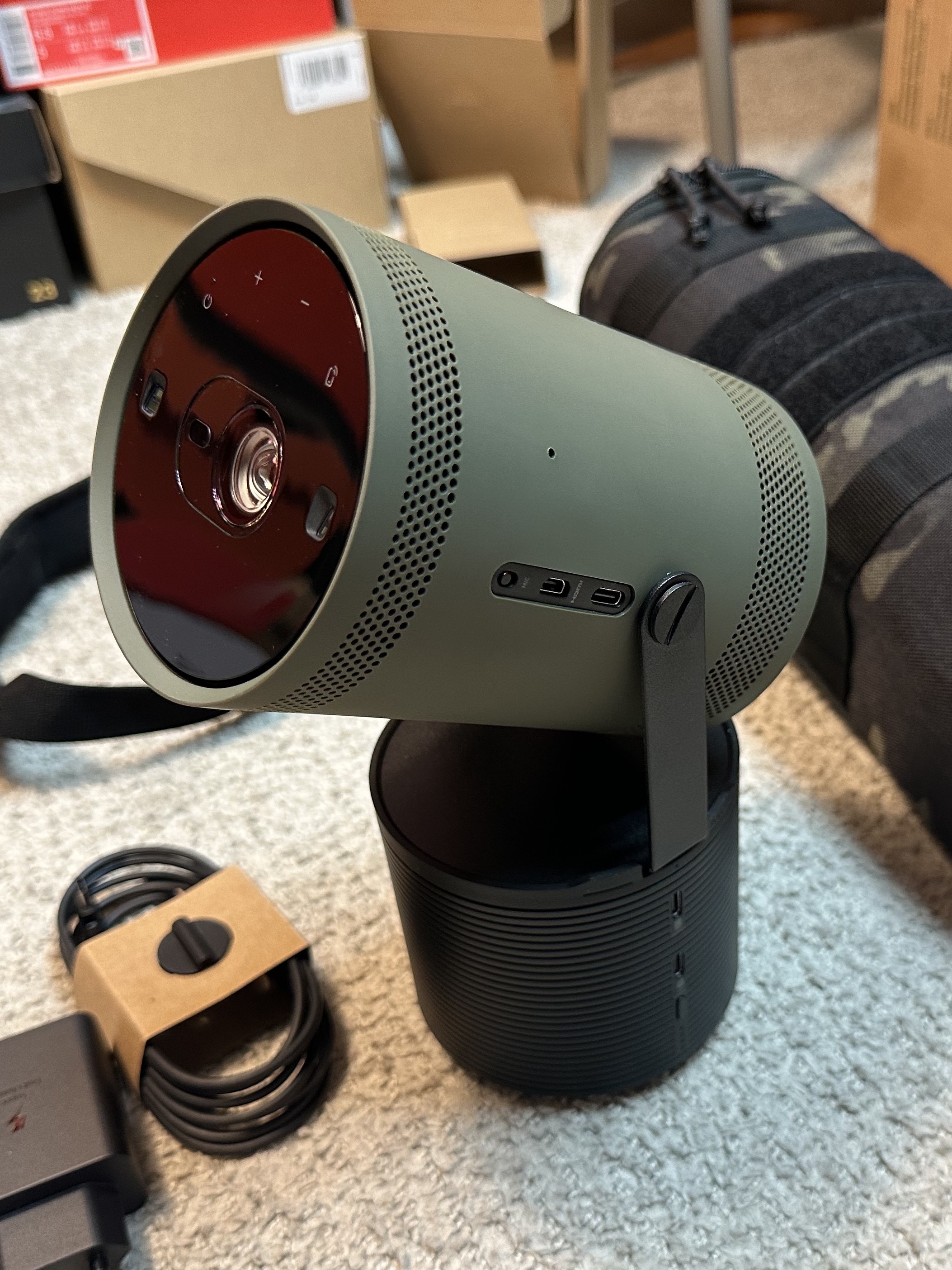 Samsung x Helinox The Freestyle Special Edition Package Dark Olive Green (Korean Ver.) 착용 스타일 - 2