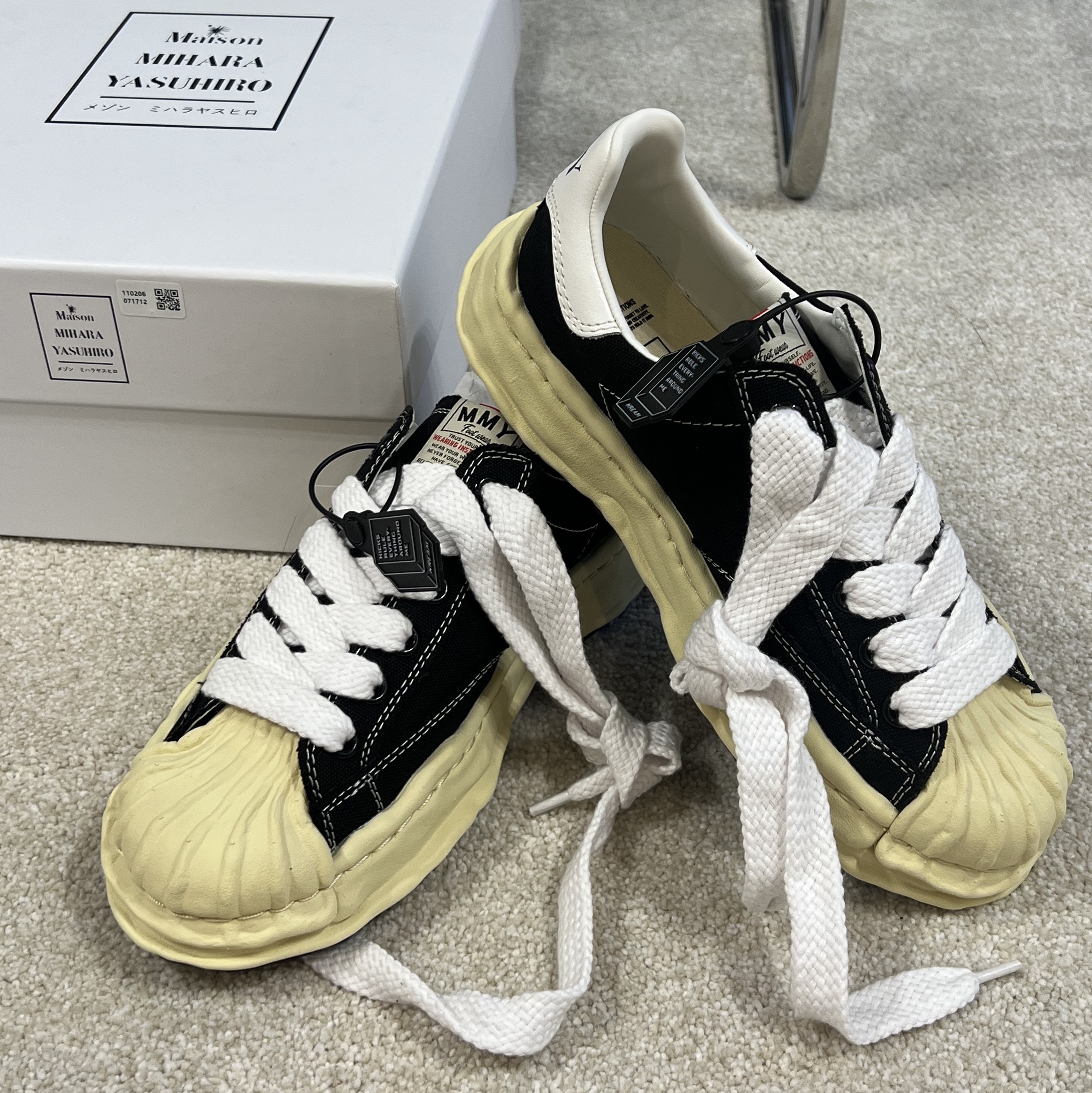 Maison Mihara Yasuhiro Blakey VL OG Sole Canvas Low-top Sneakers Black 착용 스타일 - 2