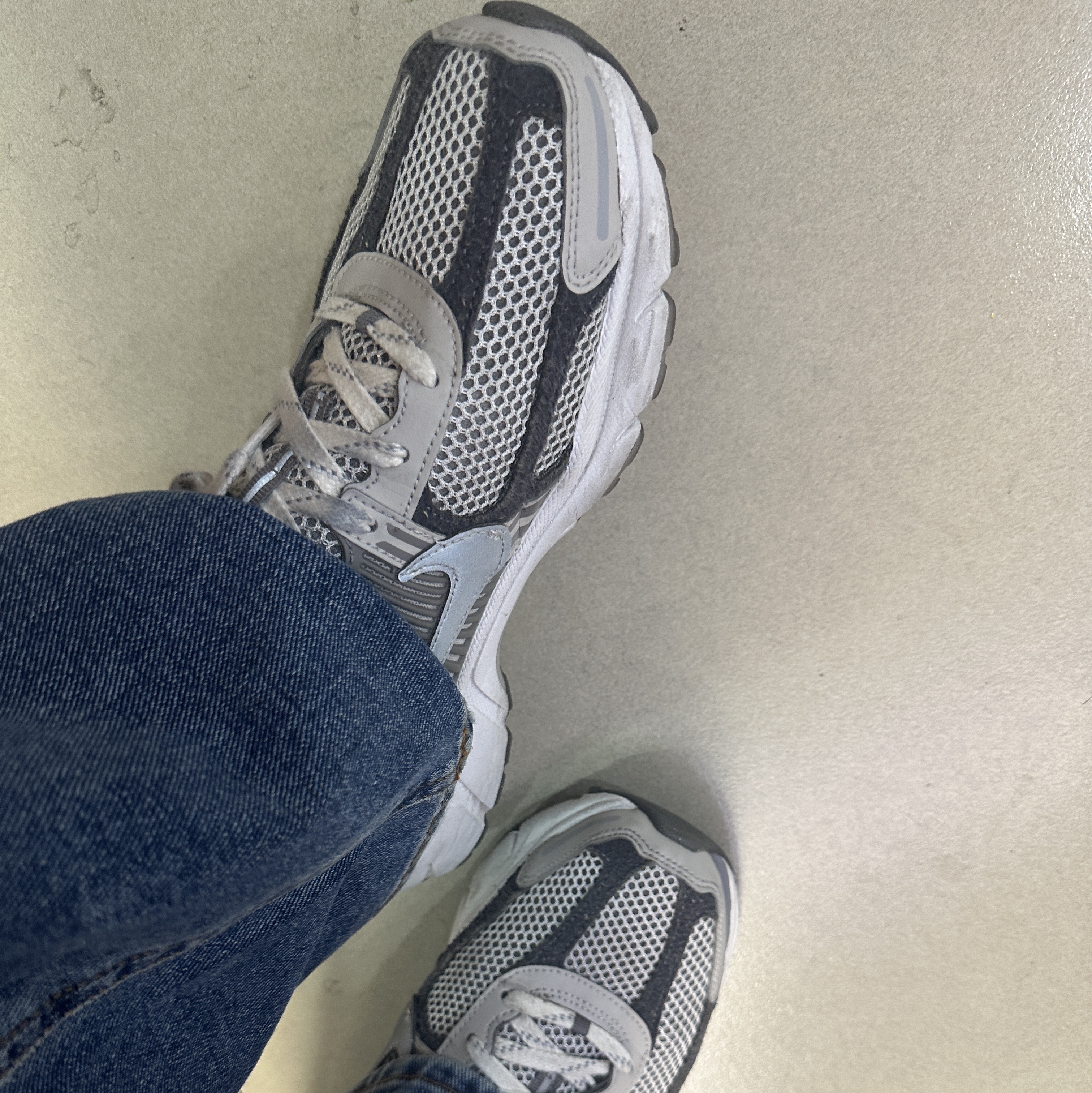 Nike Zoom Vomero 5 PRM Light Iron Ore and Flat Fewter 착용 스타일