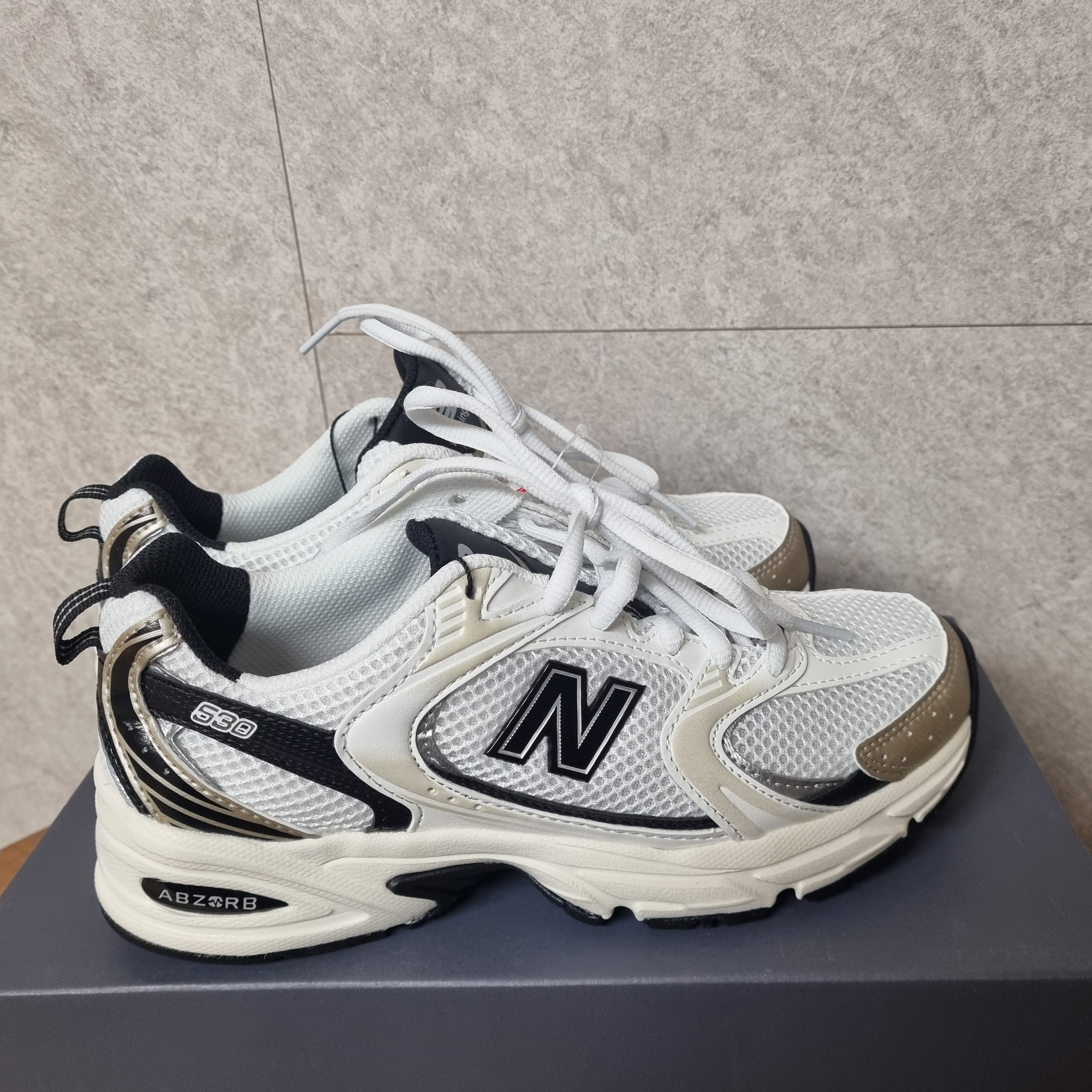 New Balance 530 White Gold 착용 스타일 - 2