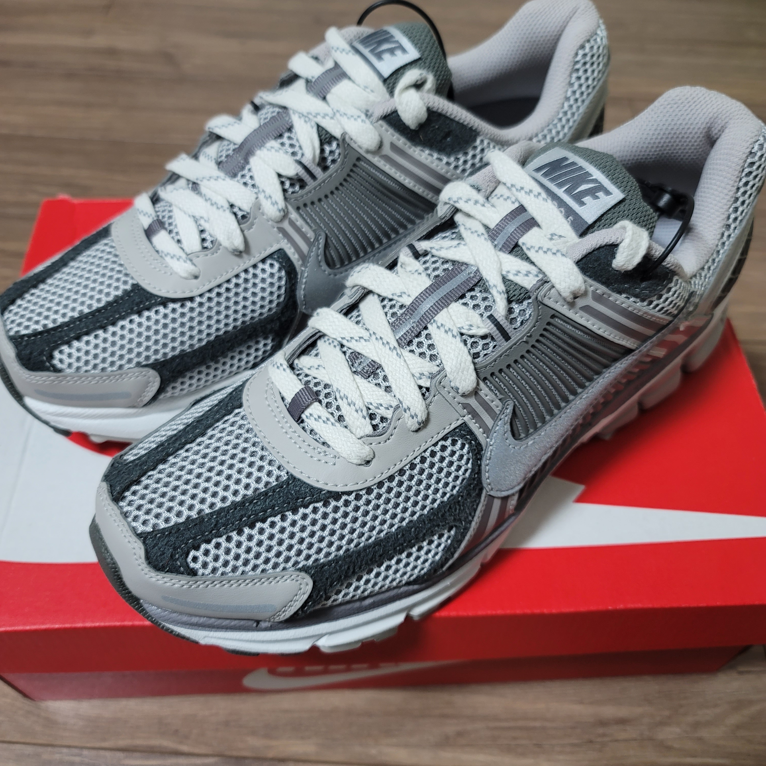 Nike Zoom Vomero 5 PRM Light Iron Ore and Flat Fewter 착용 스타일 - 1