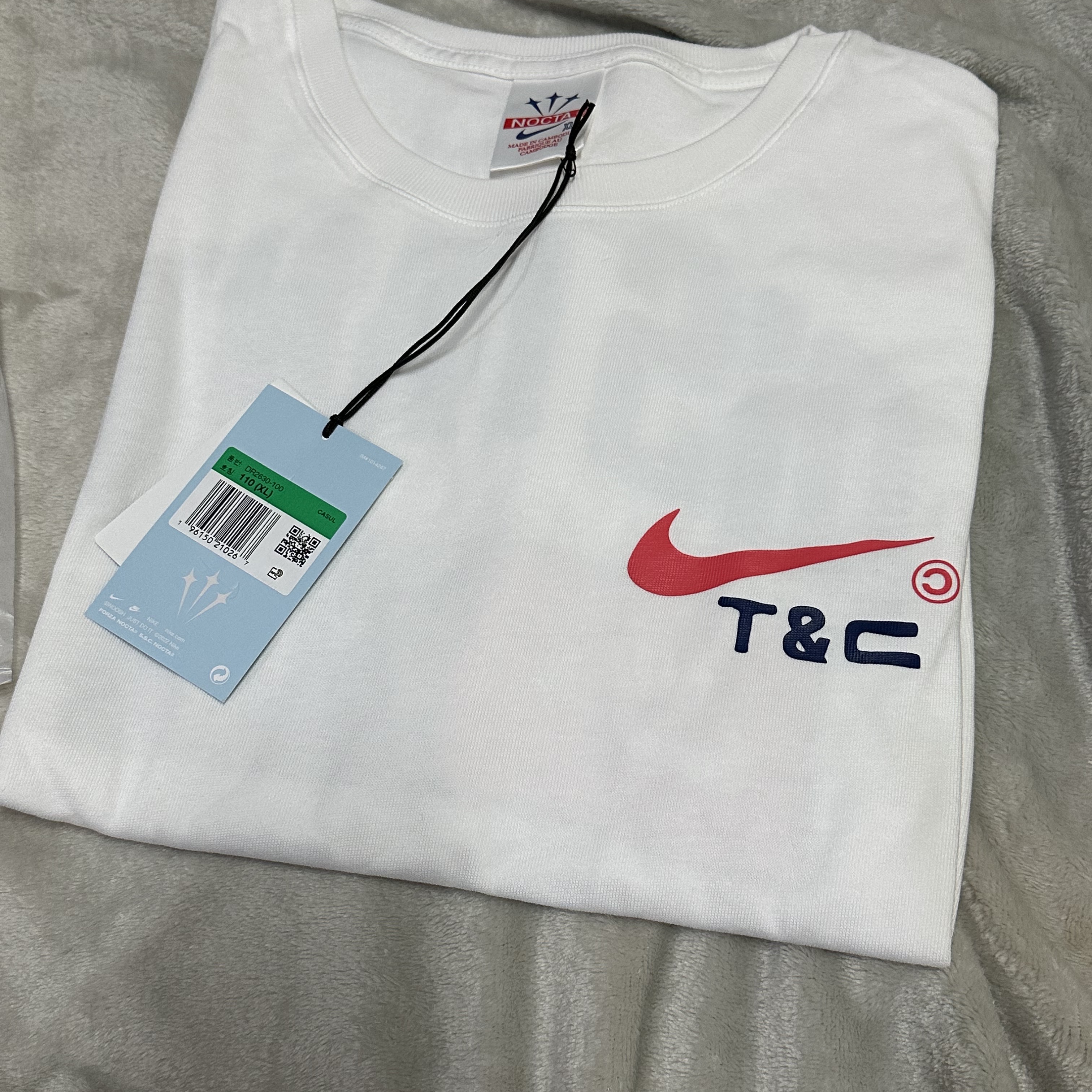 Nike x Drake Nocta x Cactus Plant Flea Market Souvenir Cactus T-Shirt White (DR2630-100) 착용 스타일 - 1