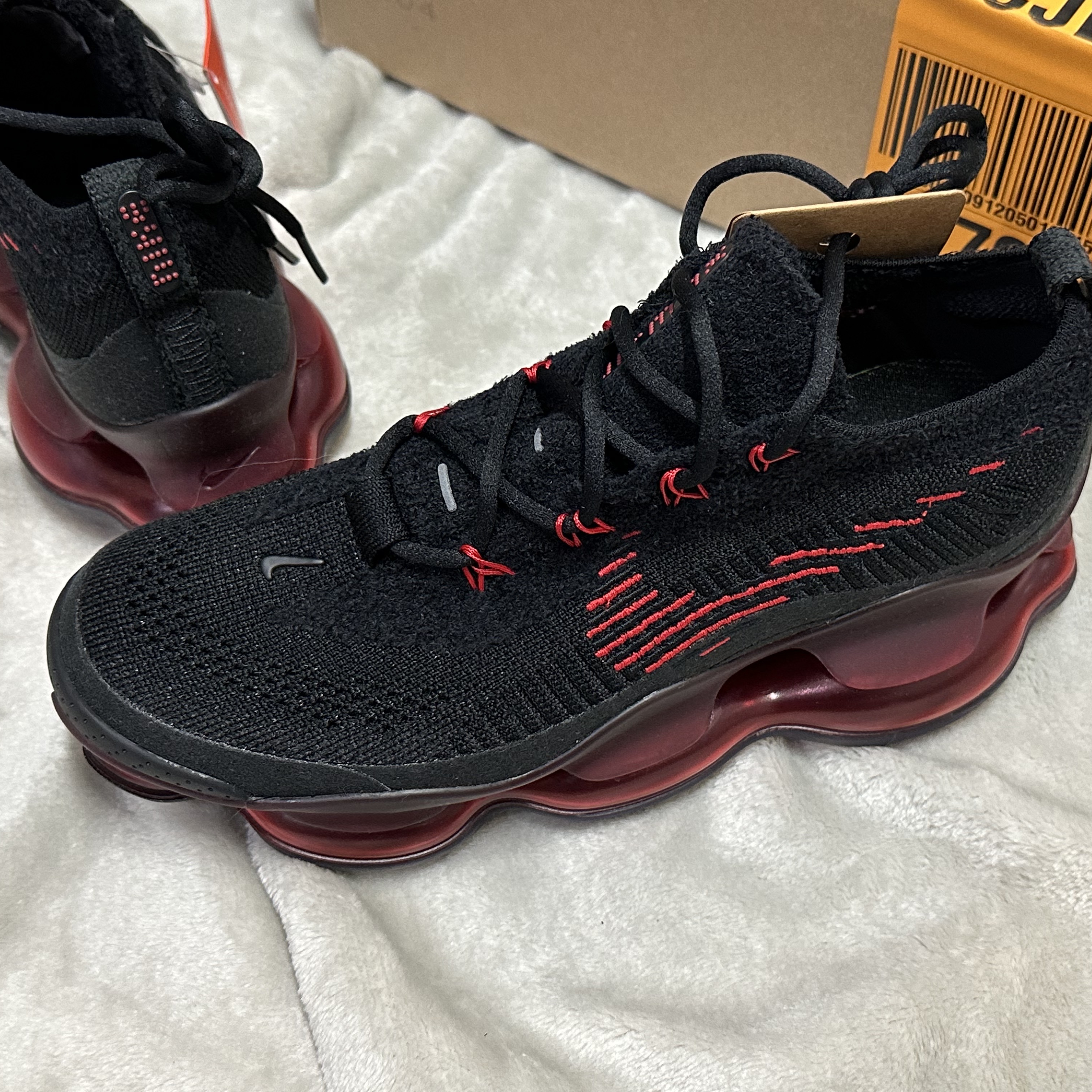 Nike Air Max Scorpion Flyknit Black and University Red 착용 스타일 - 1