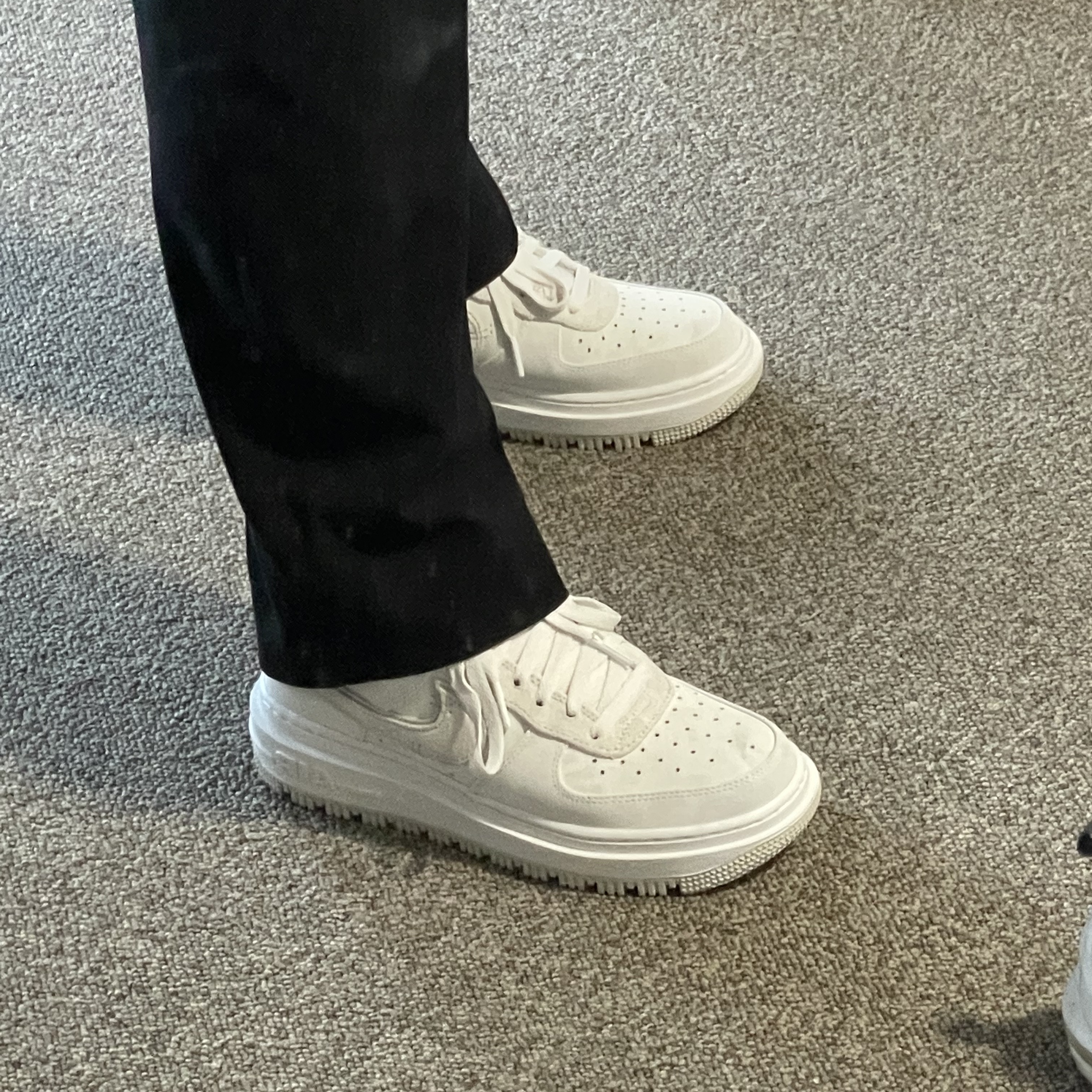 Nike Air Force 1 Luxe Summit White 착용 스타일 - 2