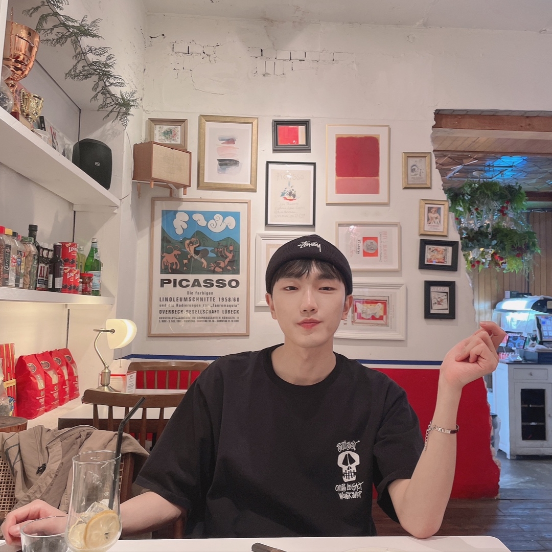 Jordan 1 x Travis Scott Retro Low OG SP Sail and Ridgerock, Stussy Basic Cuff Beanie Black 착용 스타일 - 2