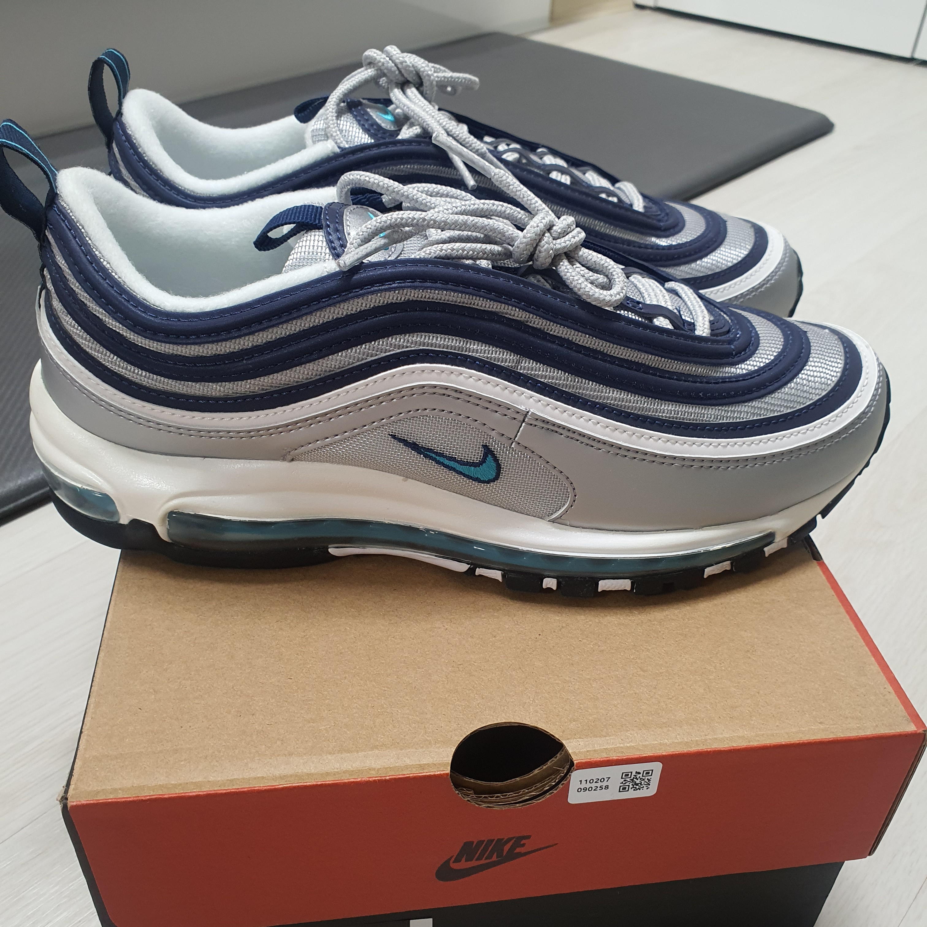 Nike Air Max 97 OG Metallic Silver and Chlorine Blue 착용 스타일 - 1