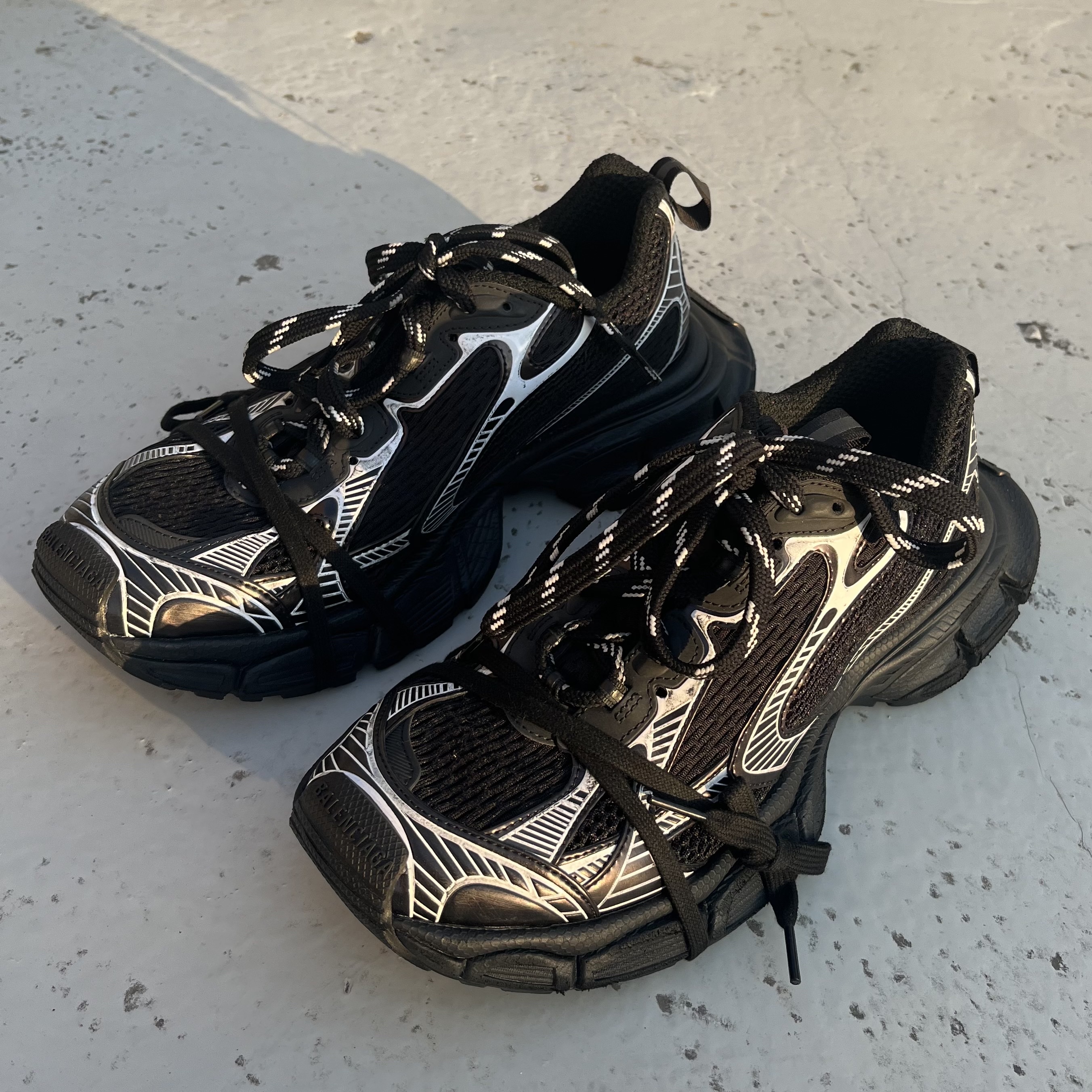 Balenciaga 3XL Sneakers Black White 착용 스타일 - 3