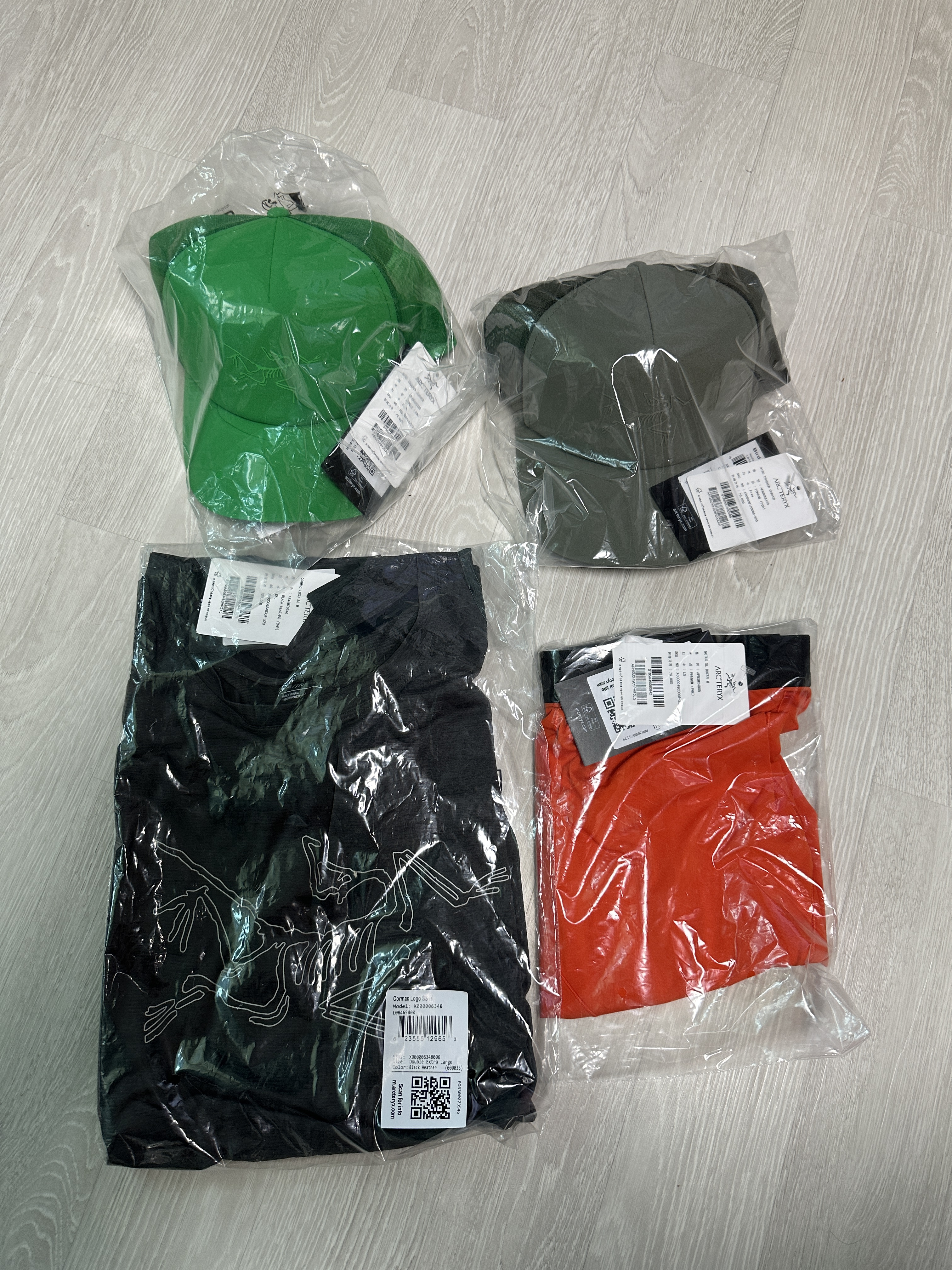 Helinox Chair Two Blue Bandanna Quilt, Arc'teryx Polychrome Bird Trucker Hat Black 착용 스타일 - 3