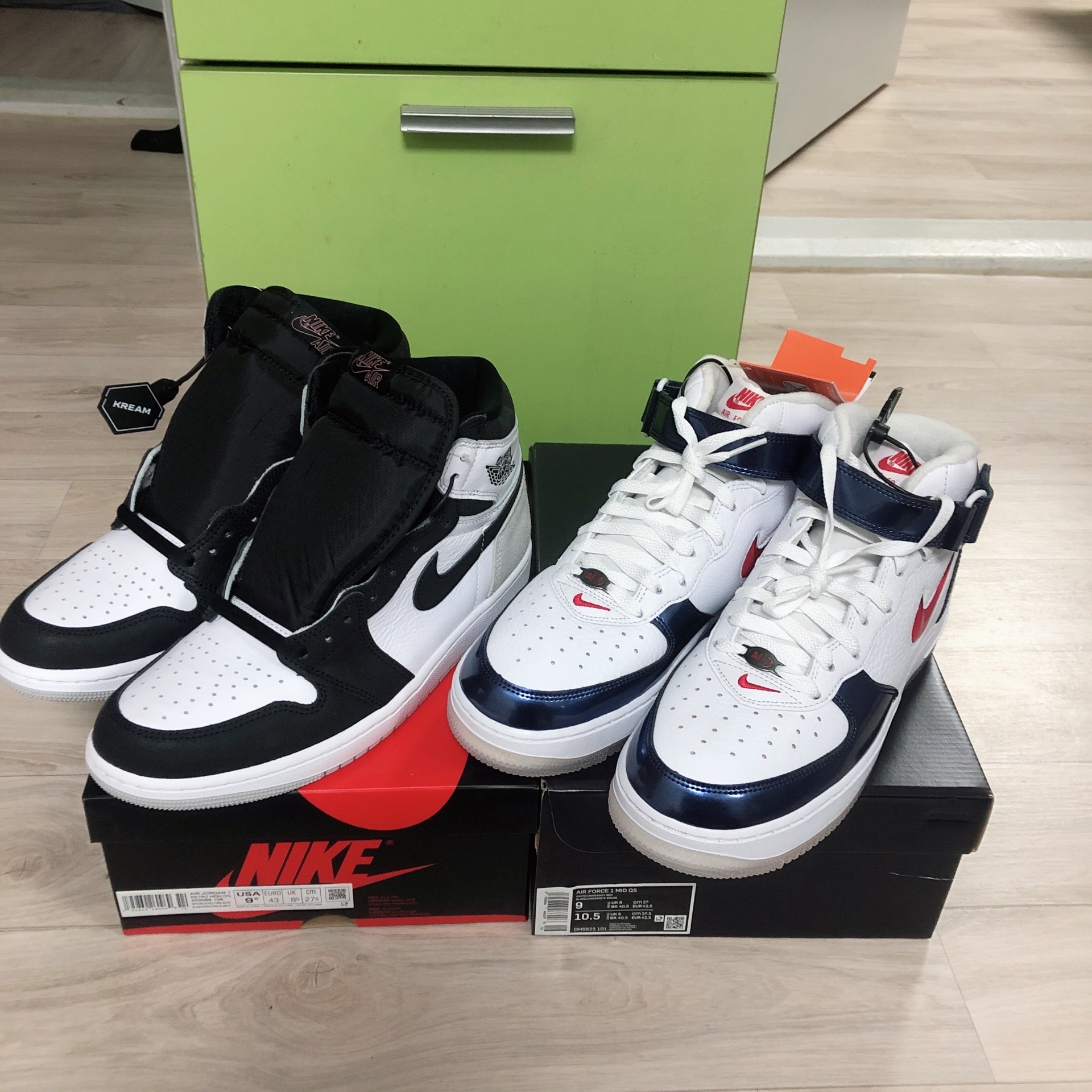 Jordan 1 Retro High OG Bleached Coral, Nike Air Force 1 Mid QS University Red and Midnight Navy 착용 스타일