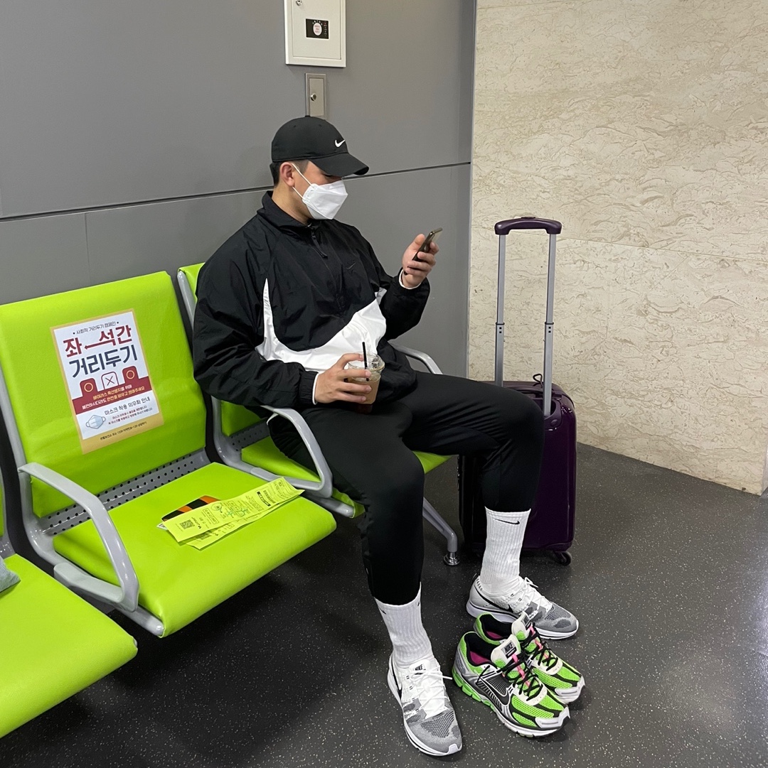 Nike Flyknit Trainer White Black 2017, Nike Zoom Vomero 5 Electric Green Black 착용 스타일
