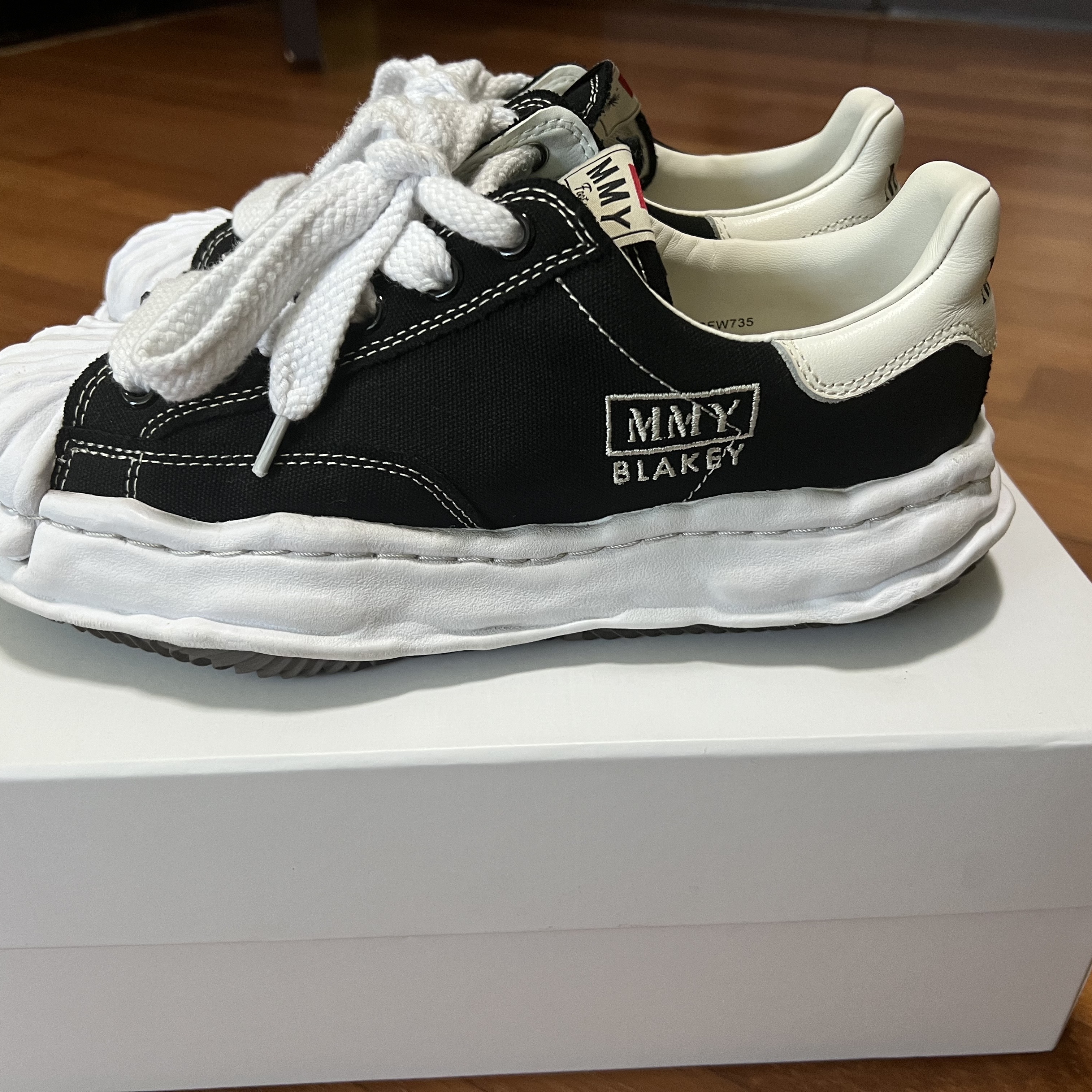 Maison Mihara Yasuhiro Blakey OG Sole Canvas Low-top Sneakers Black White 착용 스타일 - 1