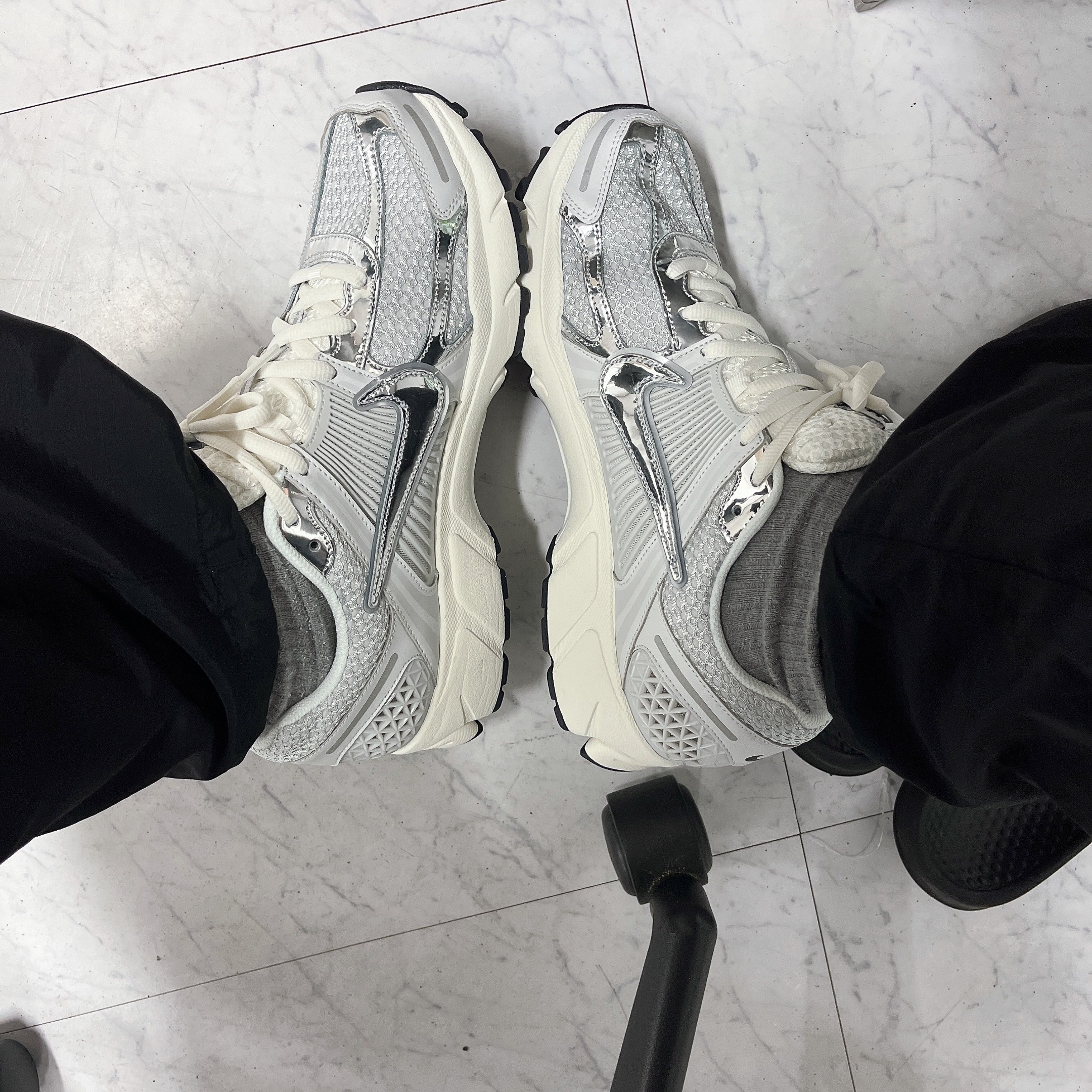 (W) Nike Zoom Vomero 5 Photon Dust and Metallic Silver 착용 스타일