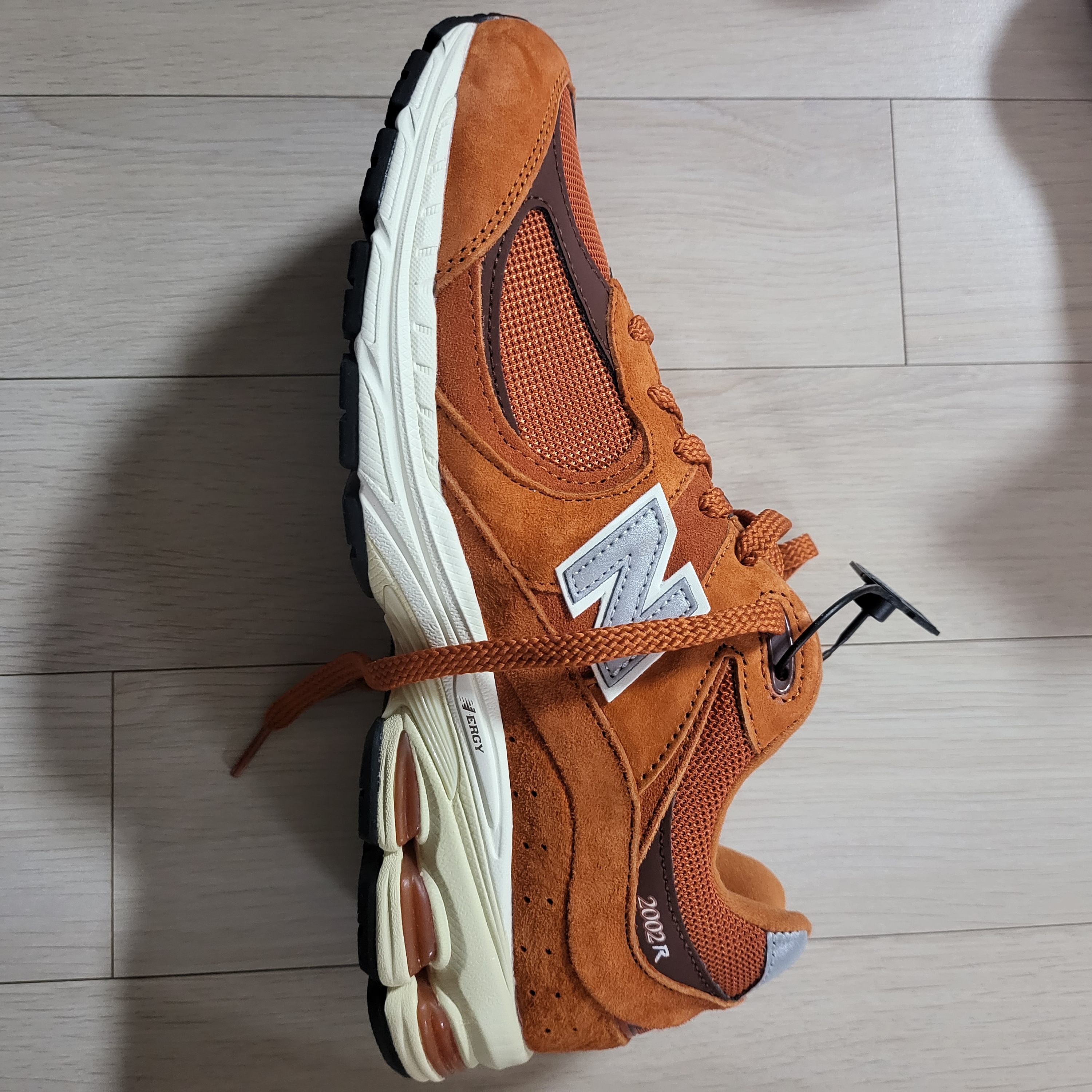 New Balance 2002R Rust Oxide 착용 스타일 - 2