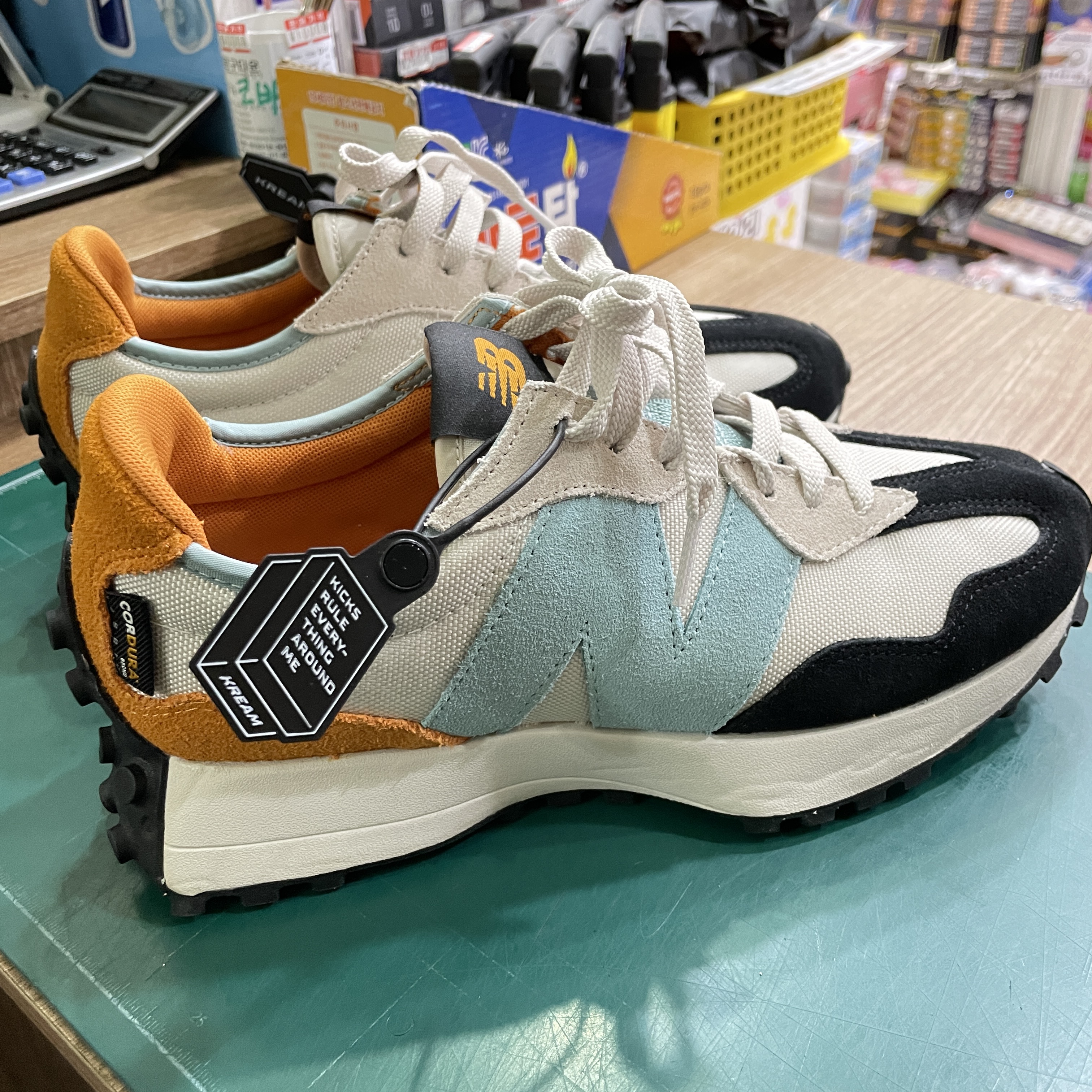 New Balance 327 Moonbeam Blue 착용 스타일 - 3