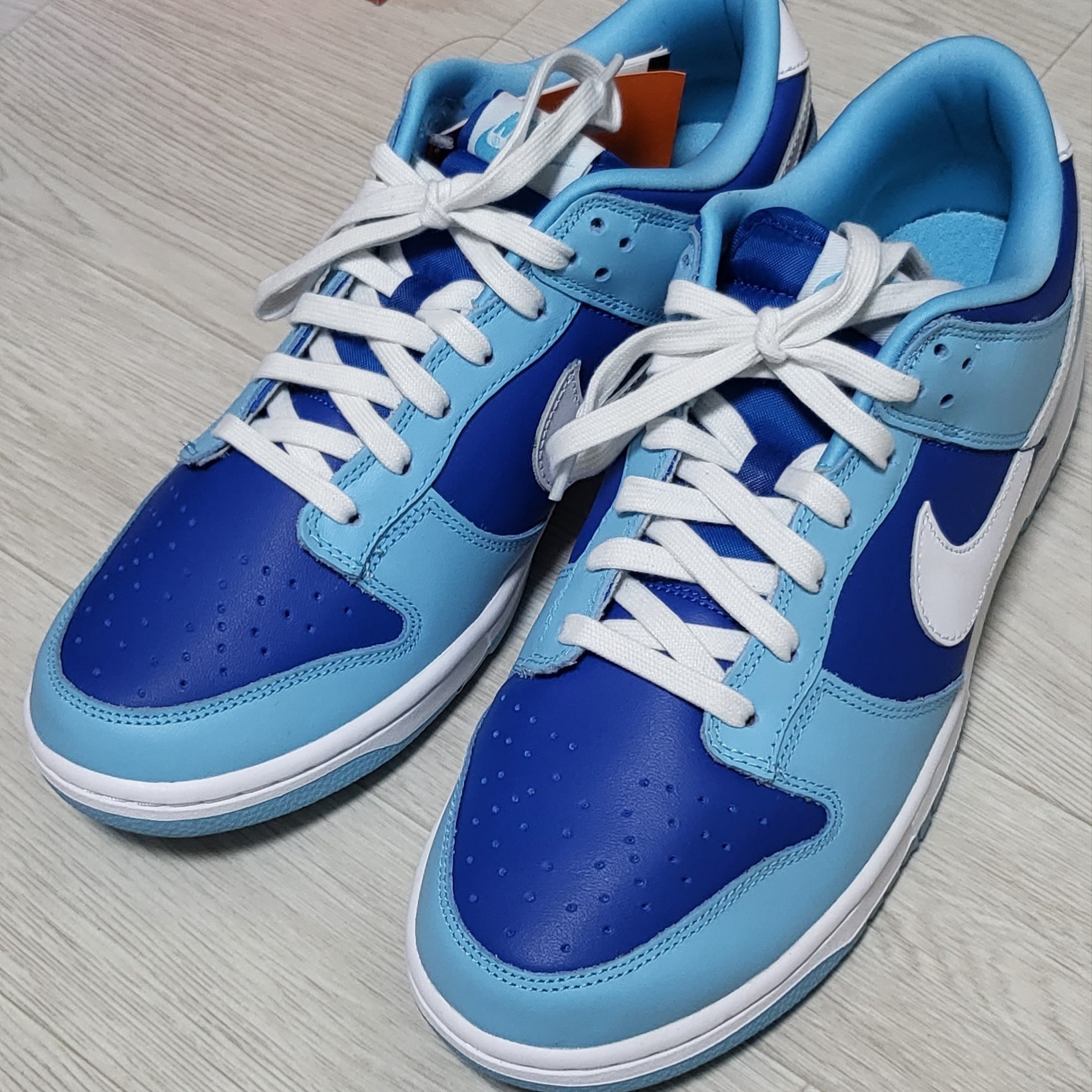 (W) Jordan 1 Low White Dark Marina Blue, Nike Dunk Low Retro QS Argon 착용 스타일 - 2