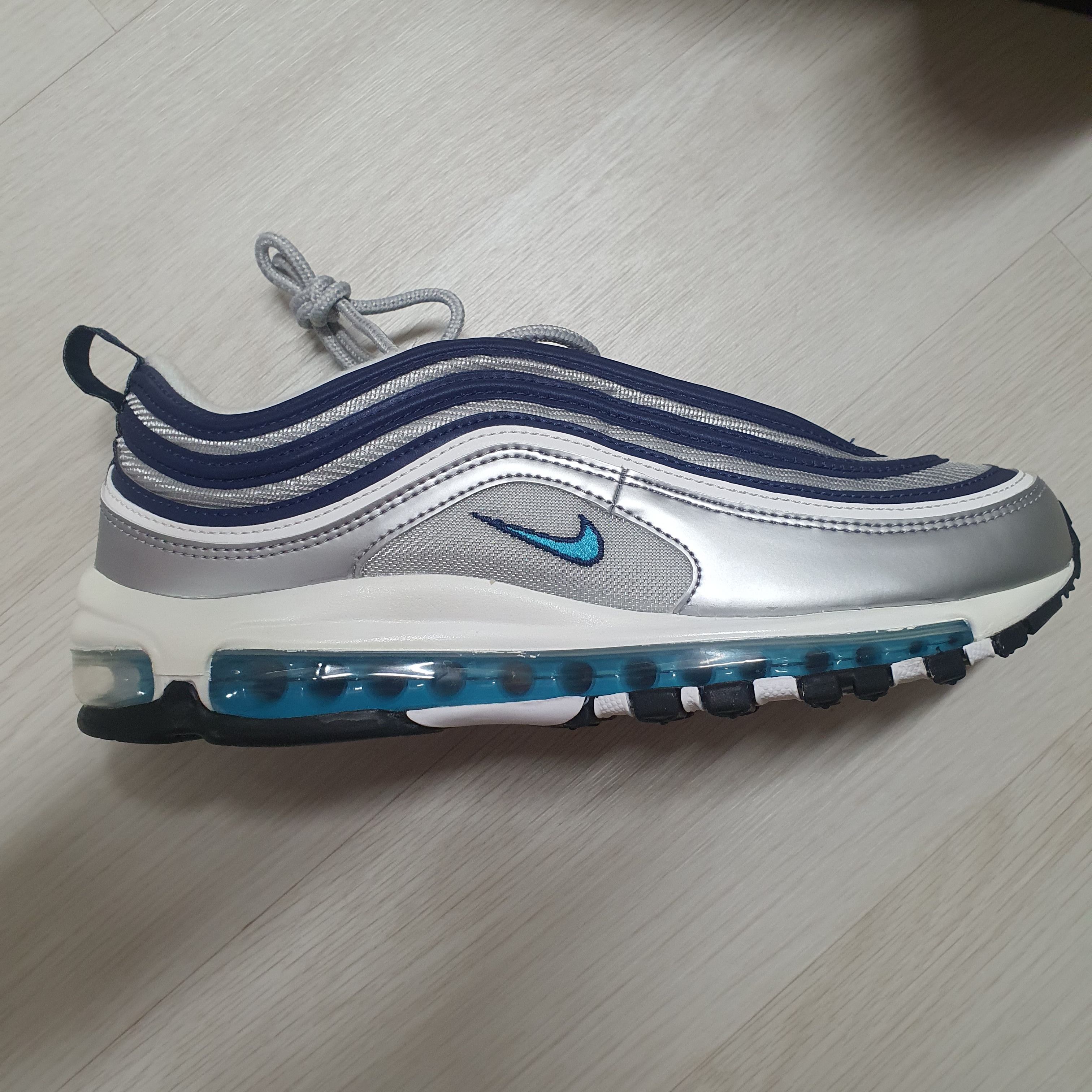 Nike Air Max 97 OG Metallic Silver and Chlorine Blue 착용 스타일 - 3