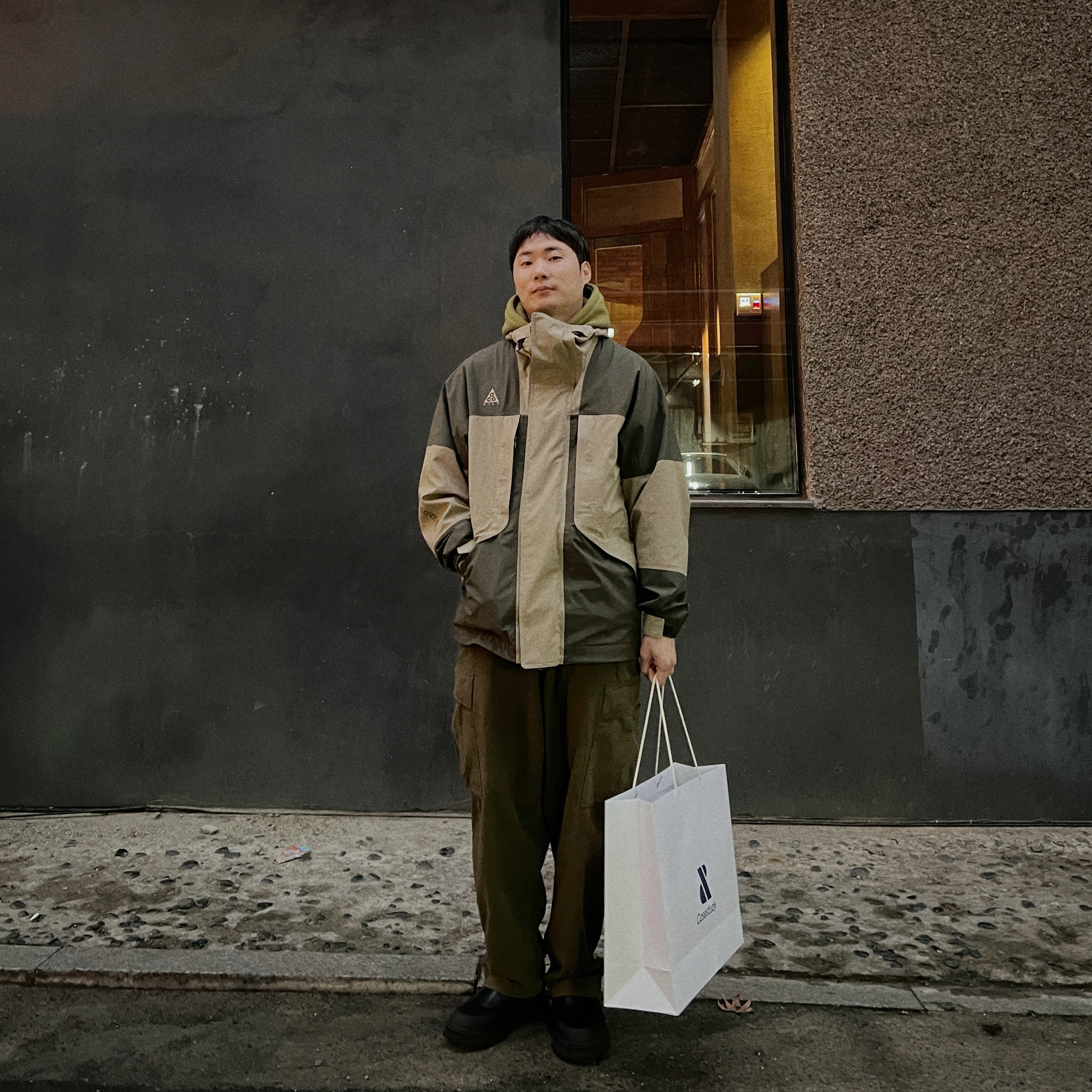 Nike ACG Gore-Tex Jacket Cargo Khaki - Asia, Nike x Peaceminusone Kwondo1 Black and White 착용 스타일 - 1