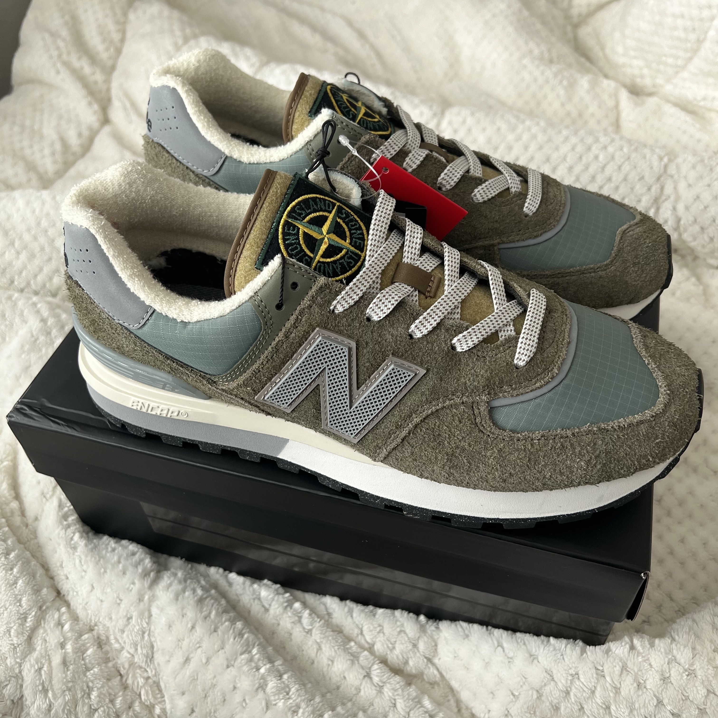 New Balance x Stone Island 574 Legacy Green 착용 스타일 - 1