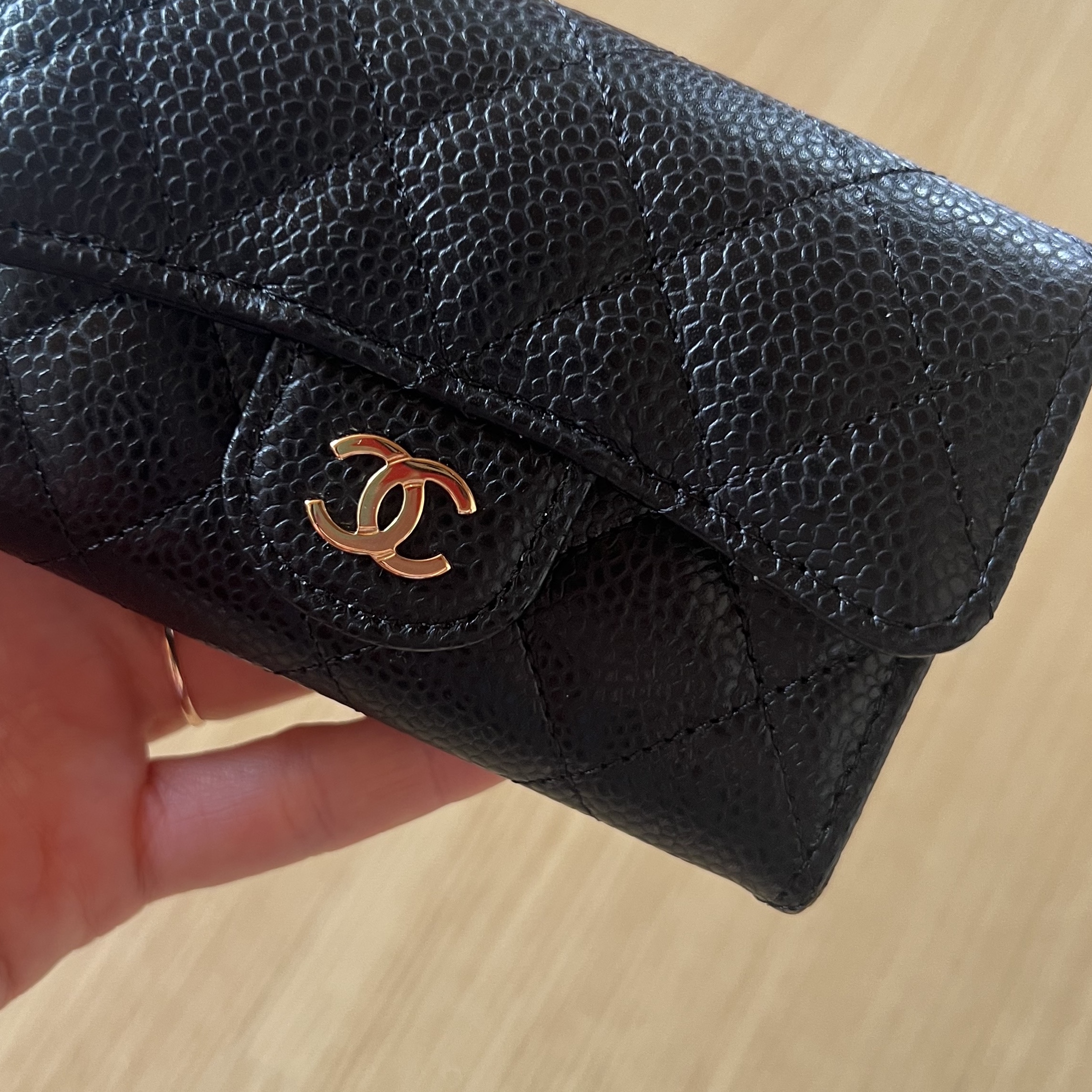 Chanel Classic Card Holder Grained Calfskin & Gold Black 착용 스타일