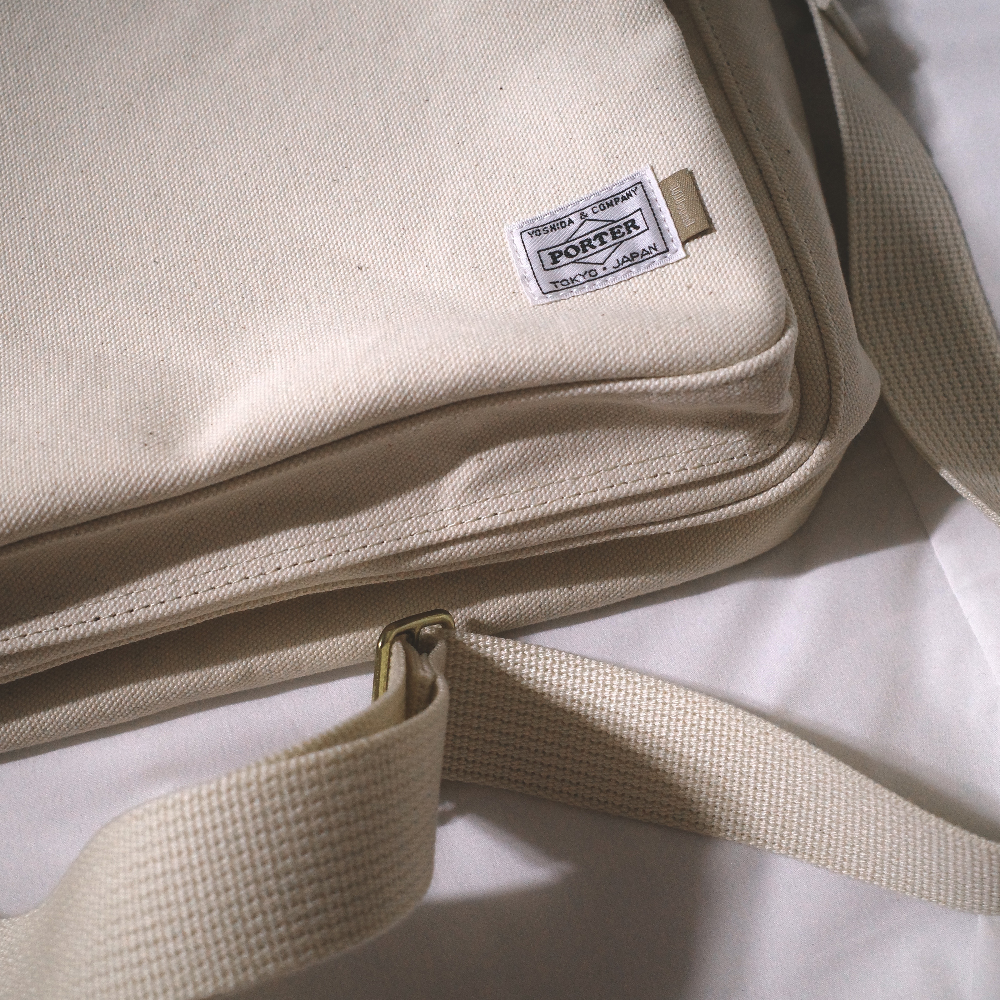 Porter x JJJJound Passport Bag L Off White 착용 스타일 - 2
