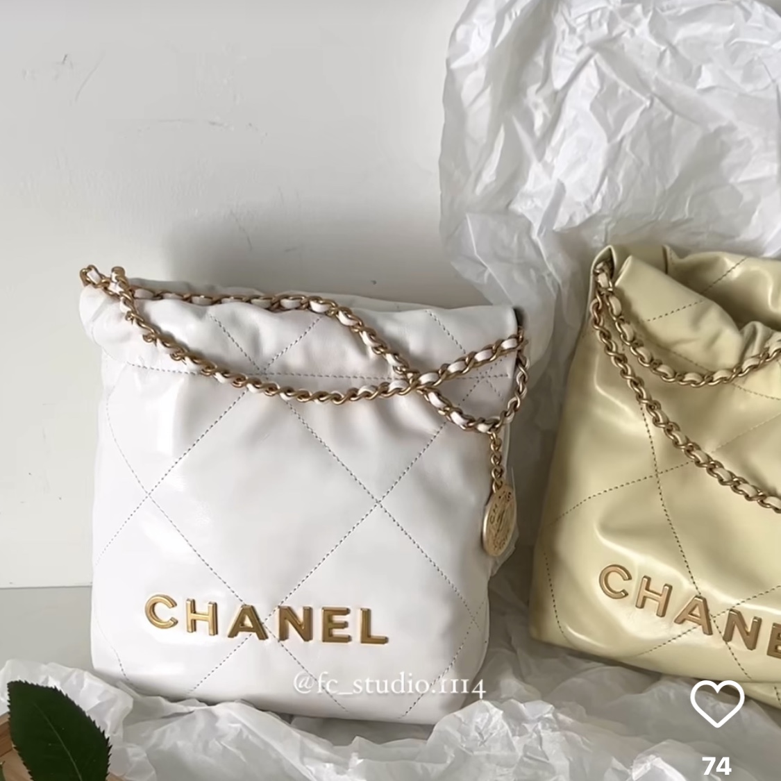 Chanel 22 Mini Handbag Shiny Calfskin & Gold White 착용 스타일 - 3
