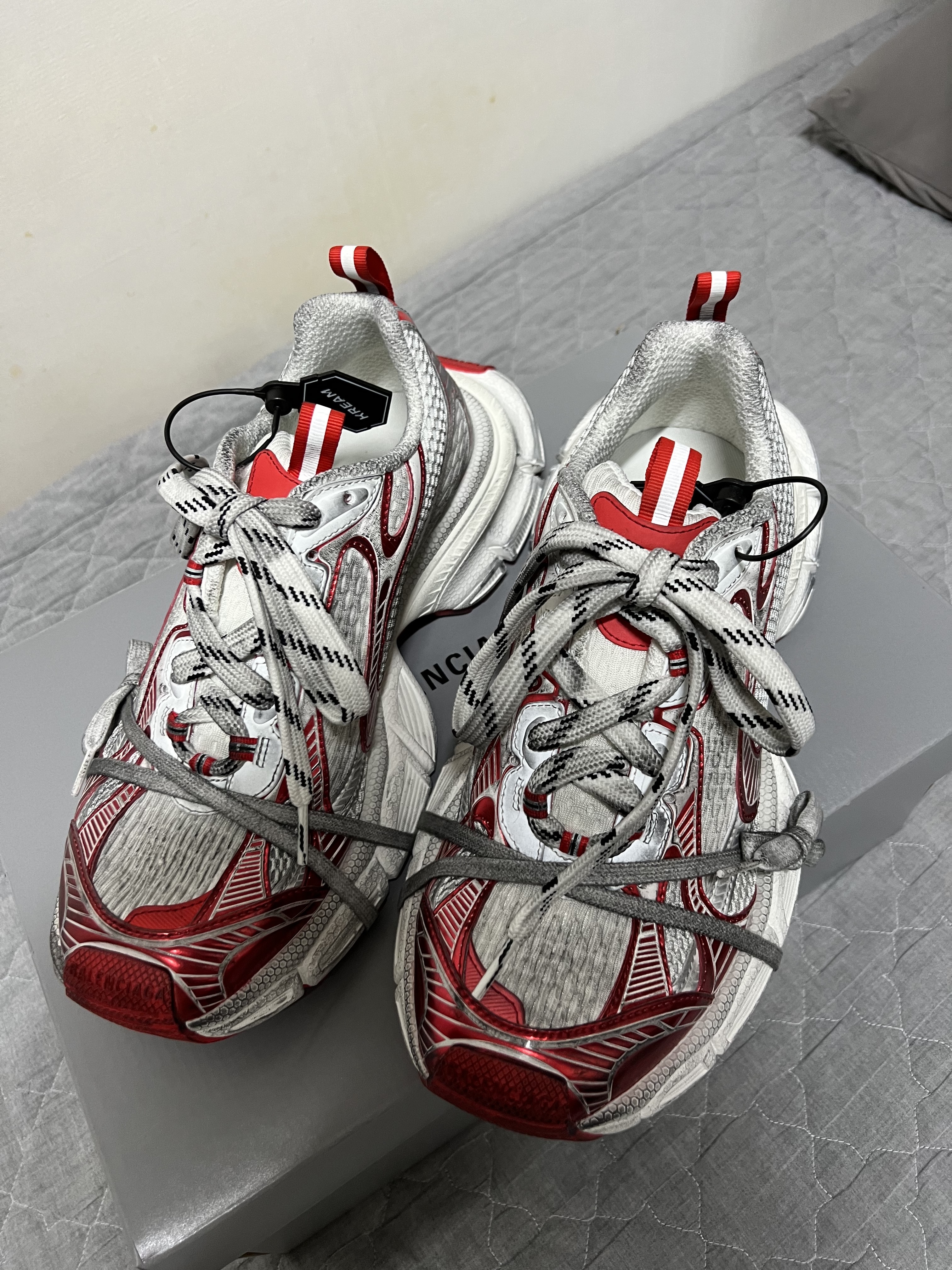 Balenciaga 3XL Sneakers White Red 착용 스타일 - 2